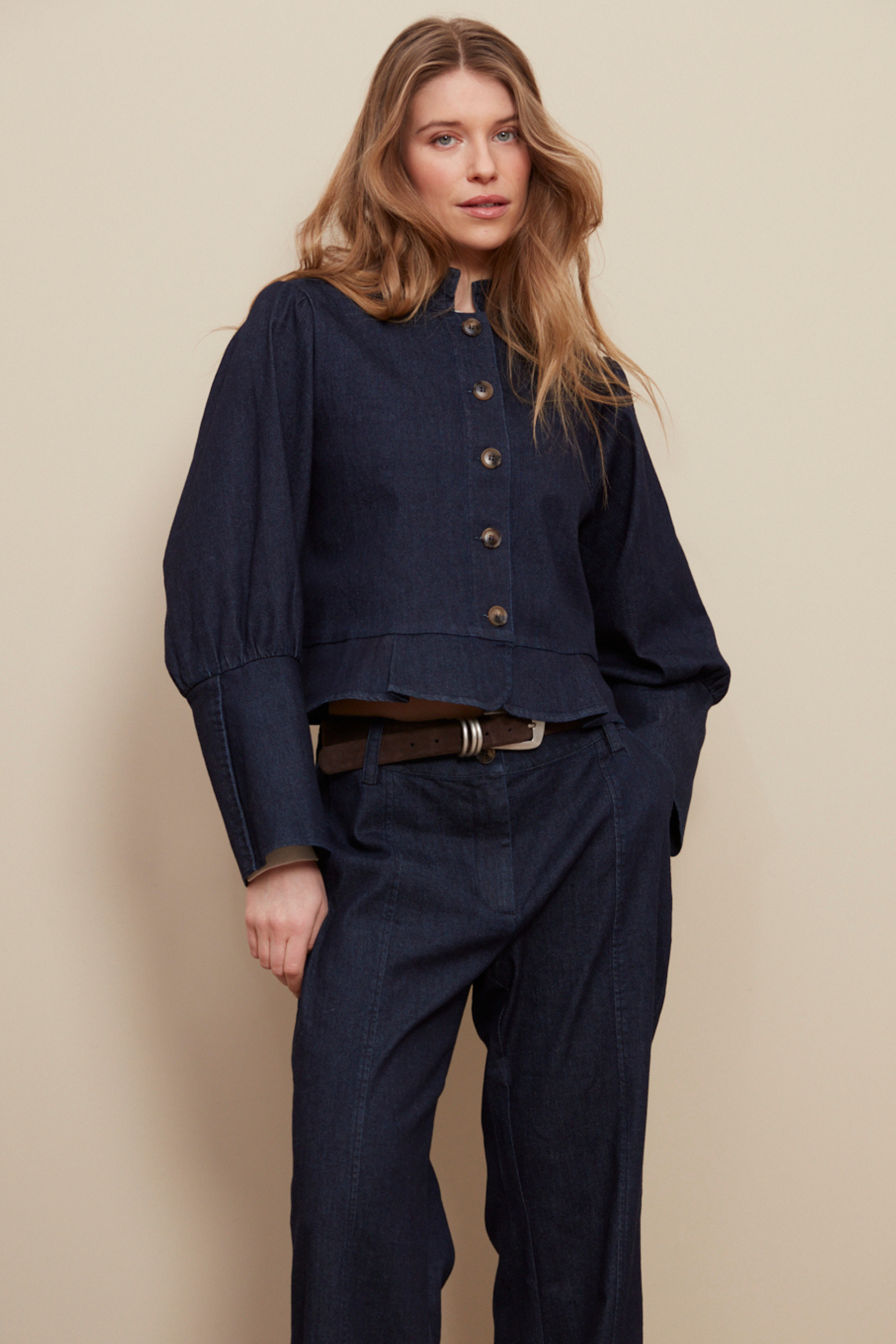 Celia, veste en denim courte boutonnée sur le devant
