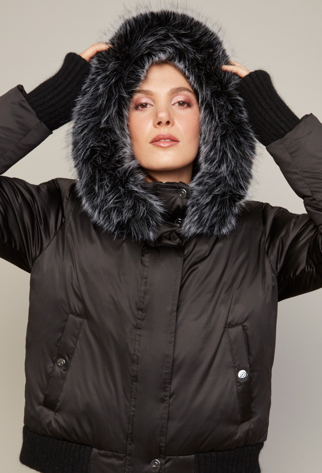 Bessy, manteau court en duvet avec capuche amovible et fausse fourrure