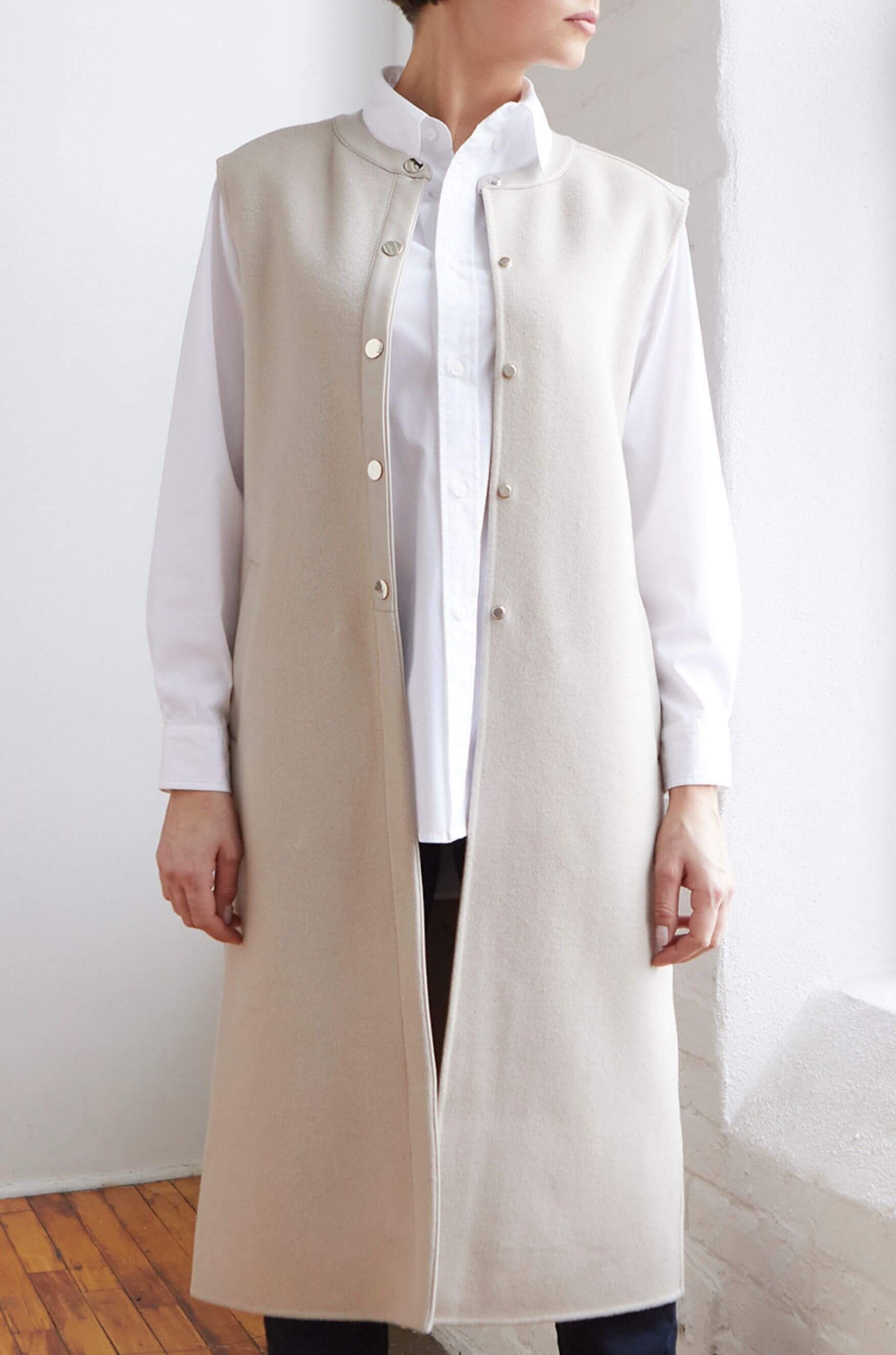 Gilet long en laine double face Fiona avec garniture en cuir végétalien, fermeture à bouton-pression et ceinture amovible