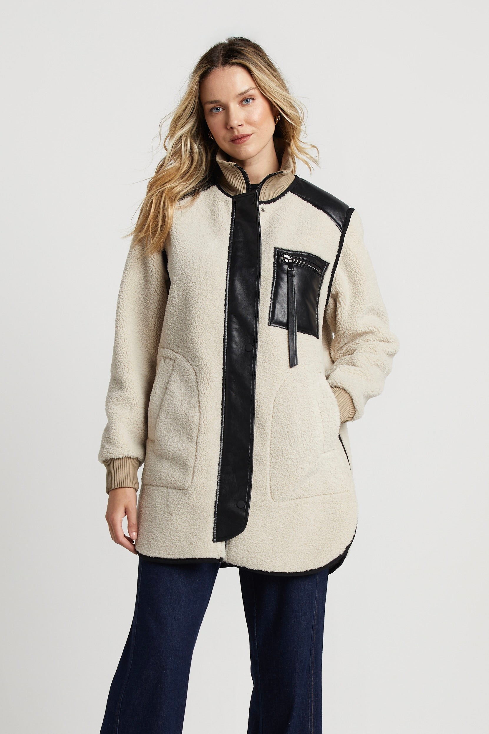 Manteau en faux shearling avec accent de cuir végan & fermeture éclair latérale Audrey