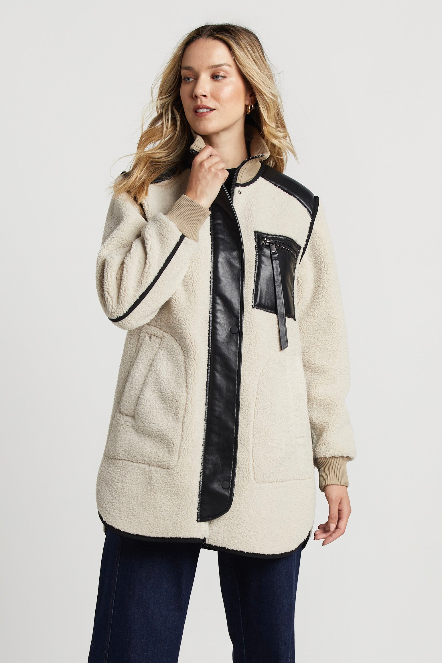 Manteau en faux shearling avec accent de cuir végan & fermeture éclair latérale Audrey