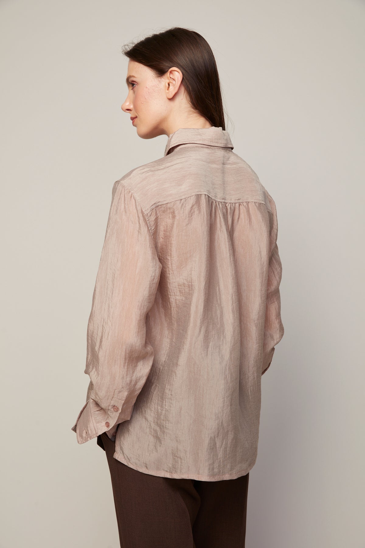 Bijou, blouse boutonnée semi-transparente avec poche plaquée