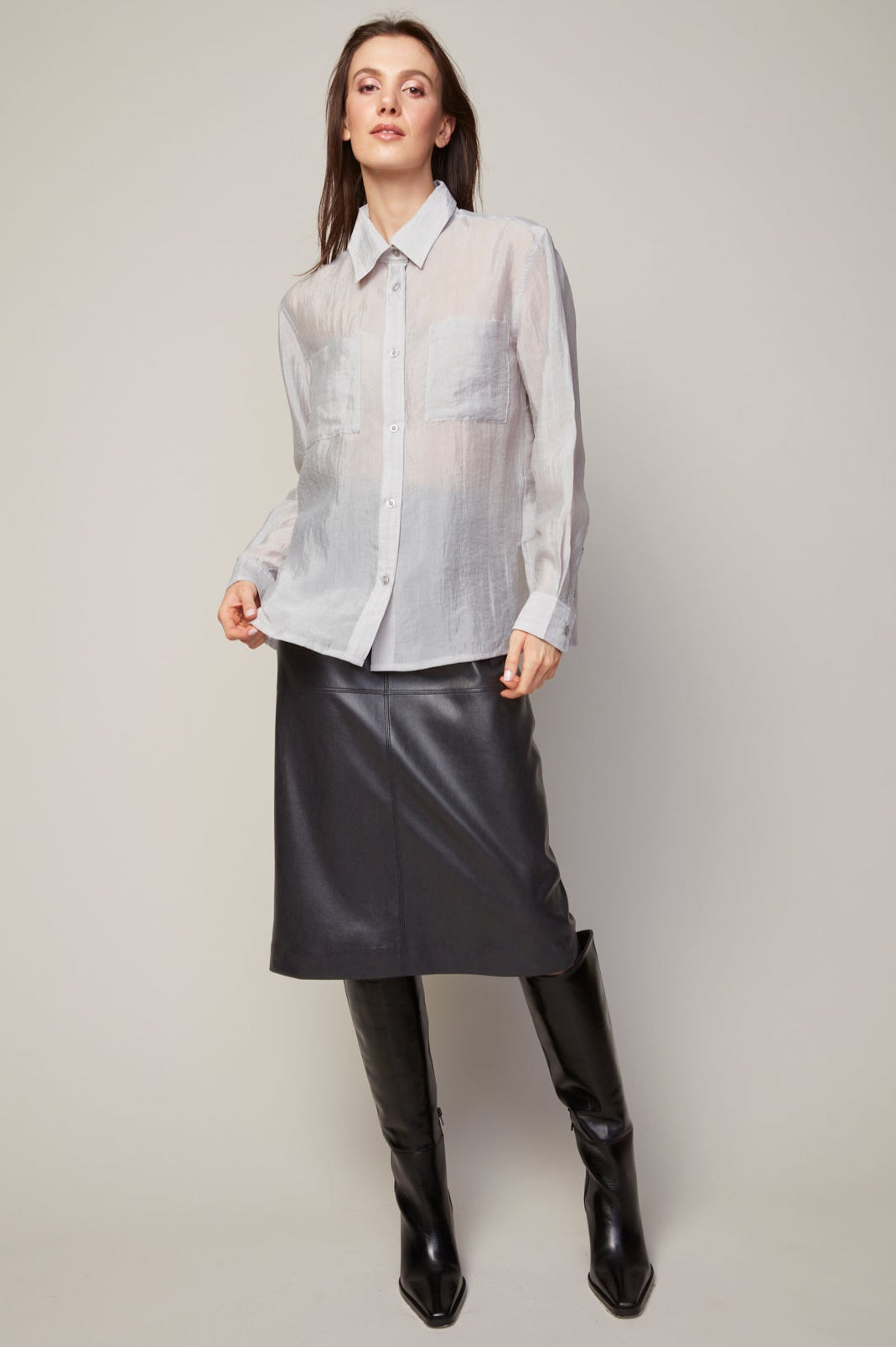 Bijou, blouse boutonnée semi-transparente avec poche plaquée
