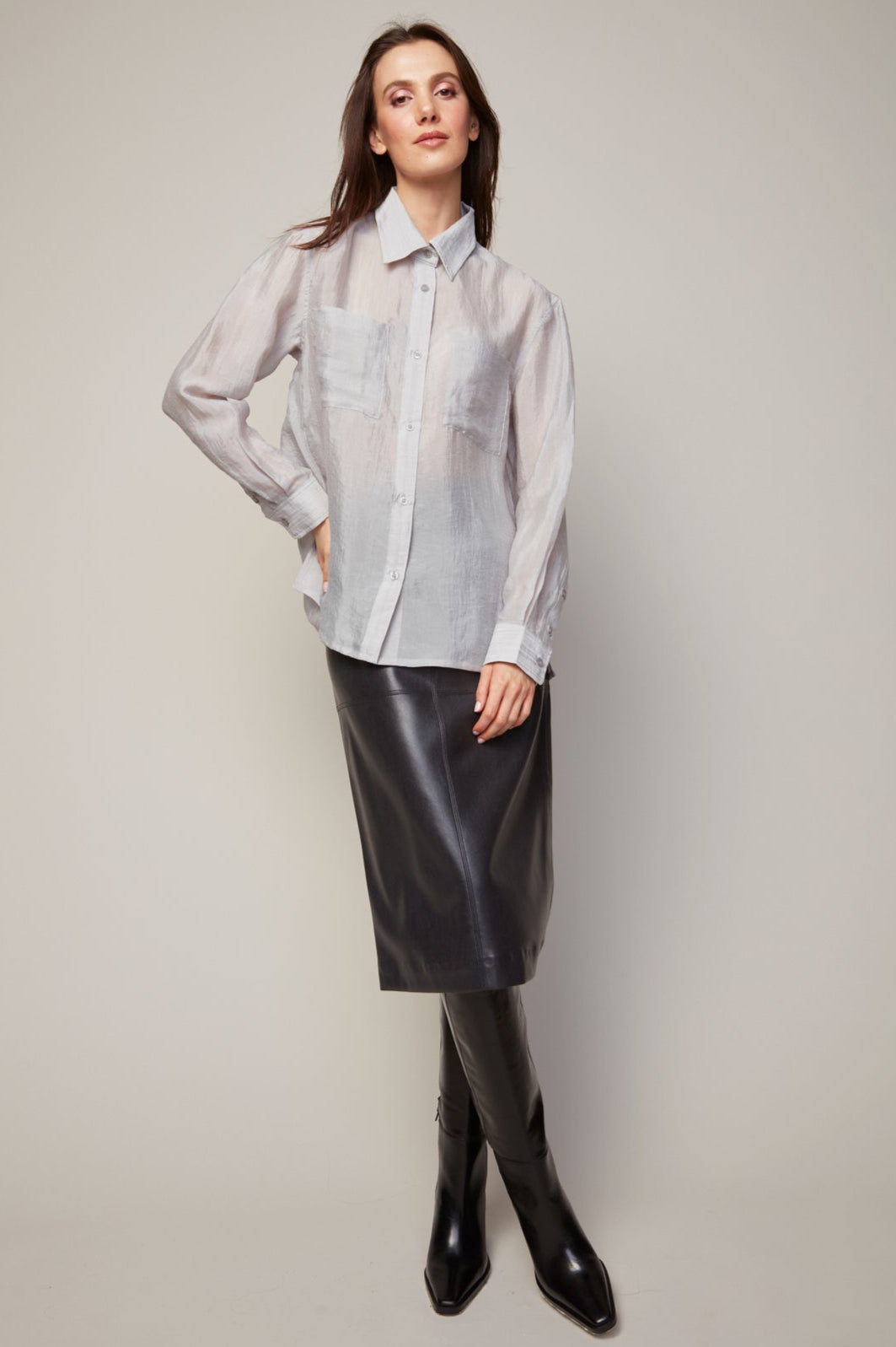 Bijou, blouse boutonnée semi-transparente avec poche plaquée