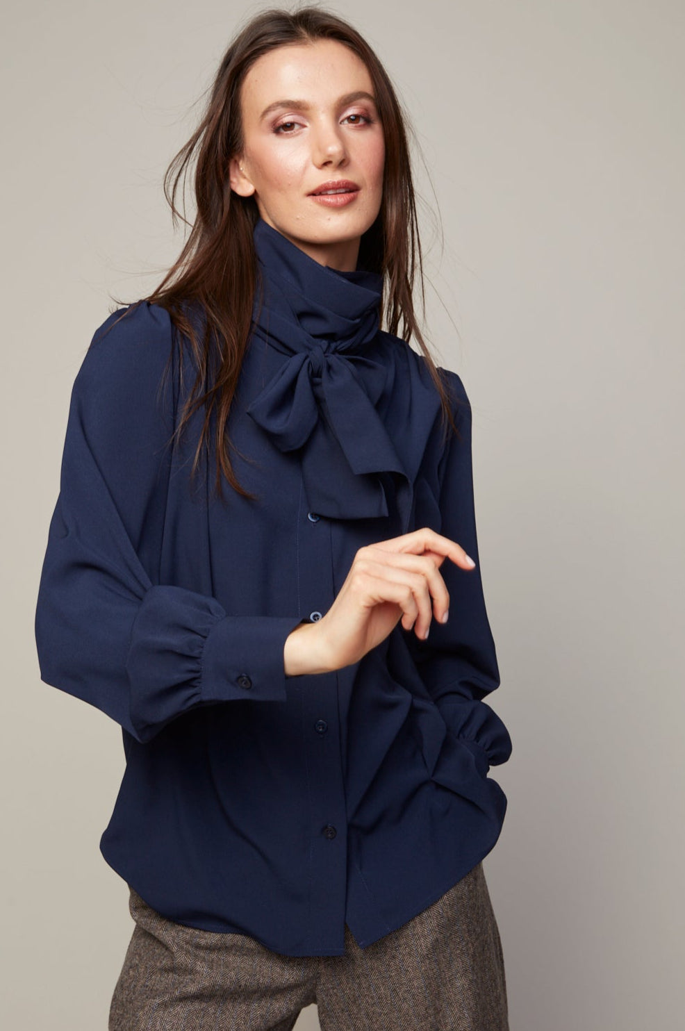 Bliss, blouse en chiffon semi transparente avec lavallière amovible