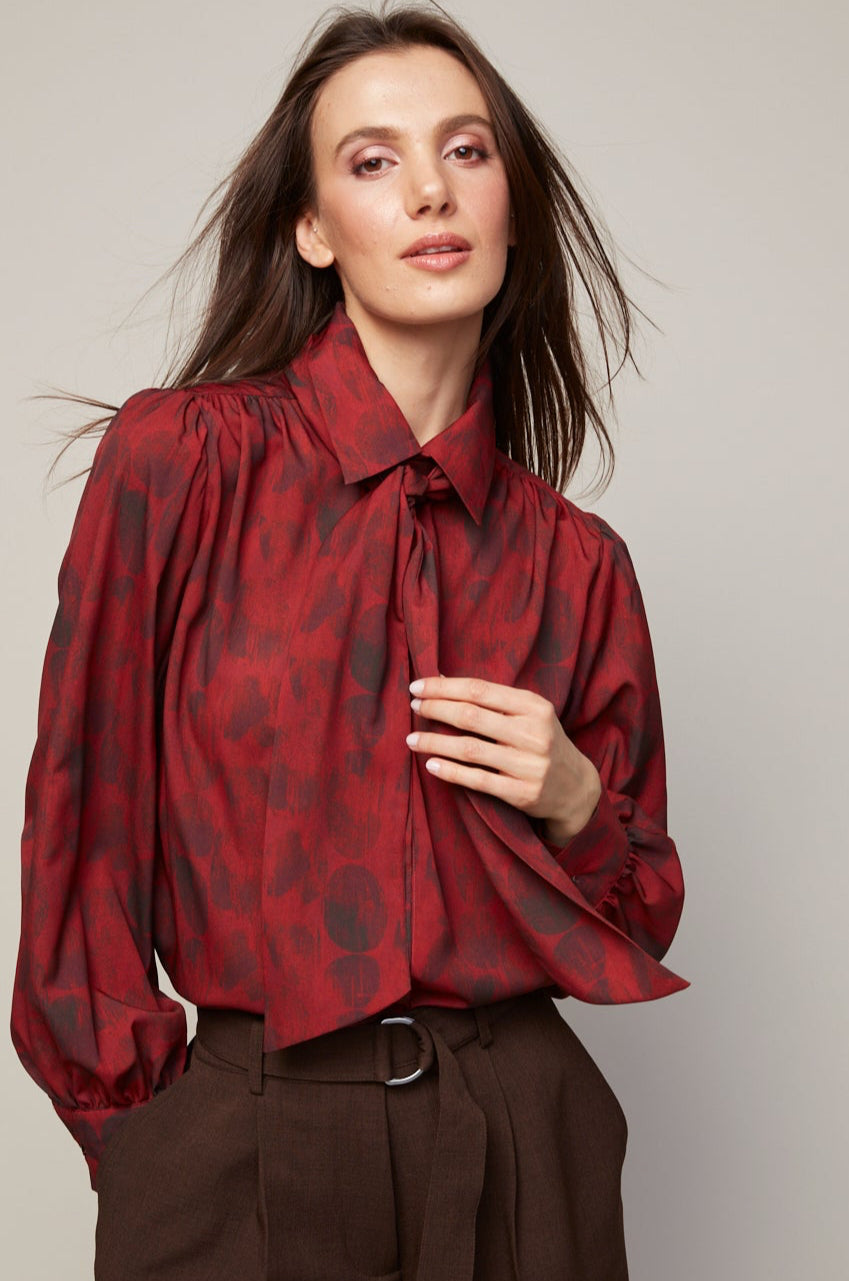 Bliss, blouse en chiffon semi transparente avec lavallière amovible