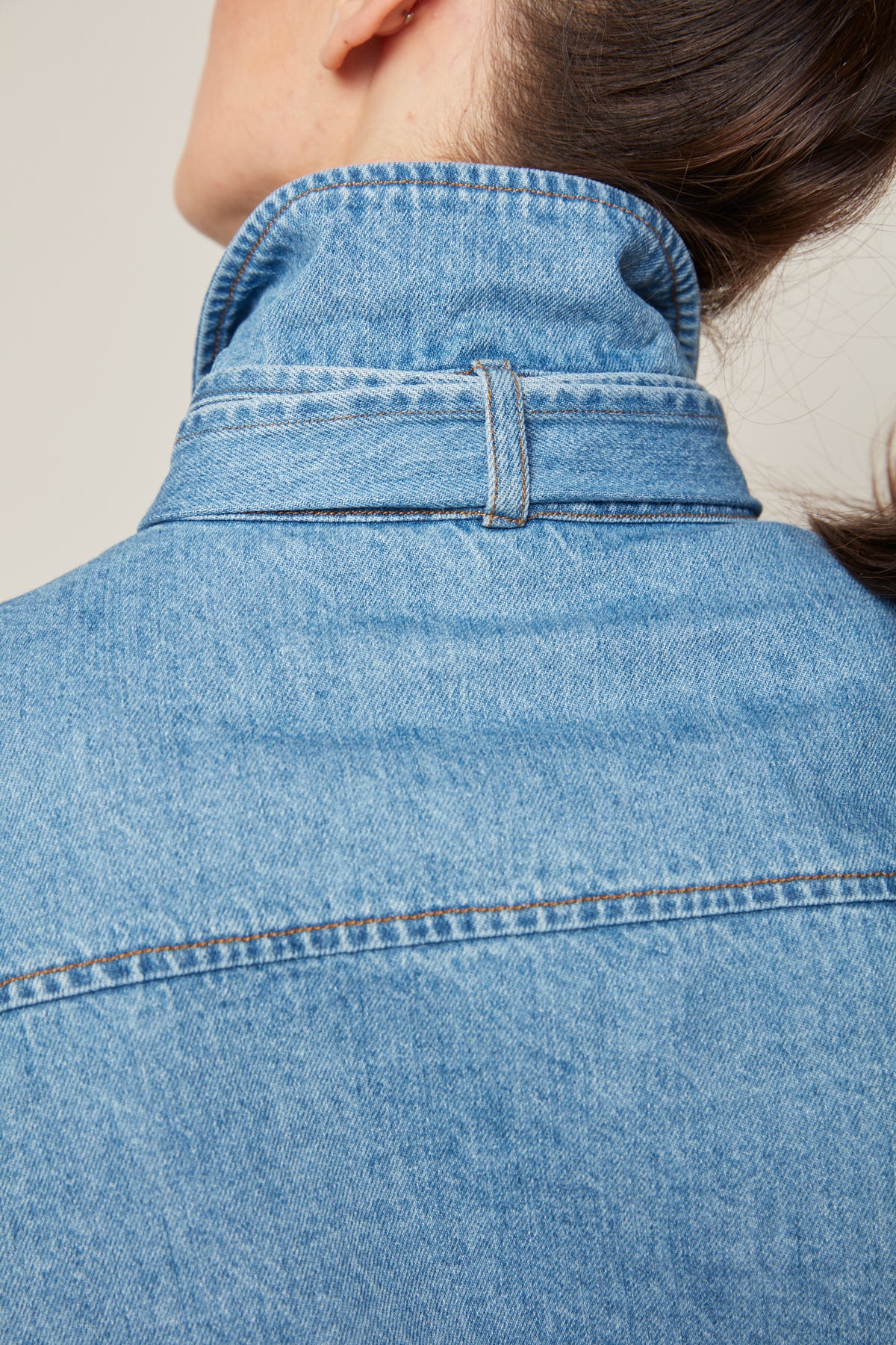 Bobbie, chemise en denim avec lavallière amovible