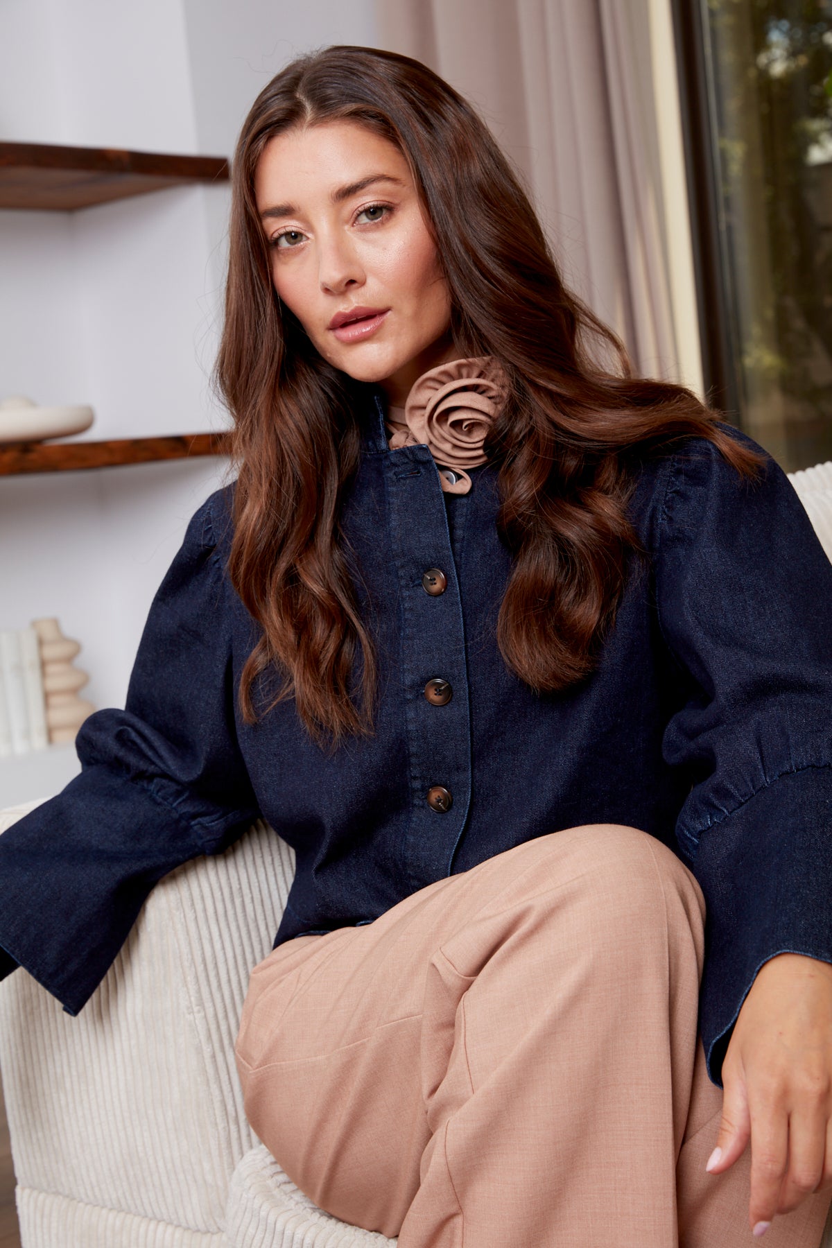 Celia, veste en denim courte boutonnée sur le devant