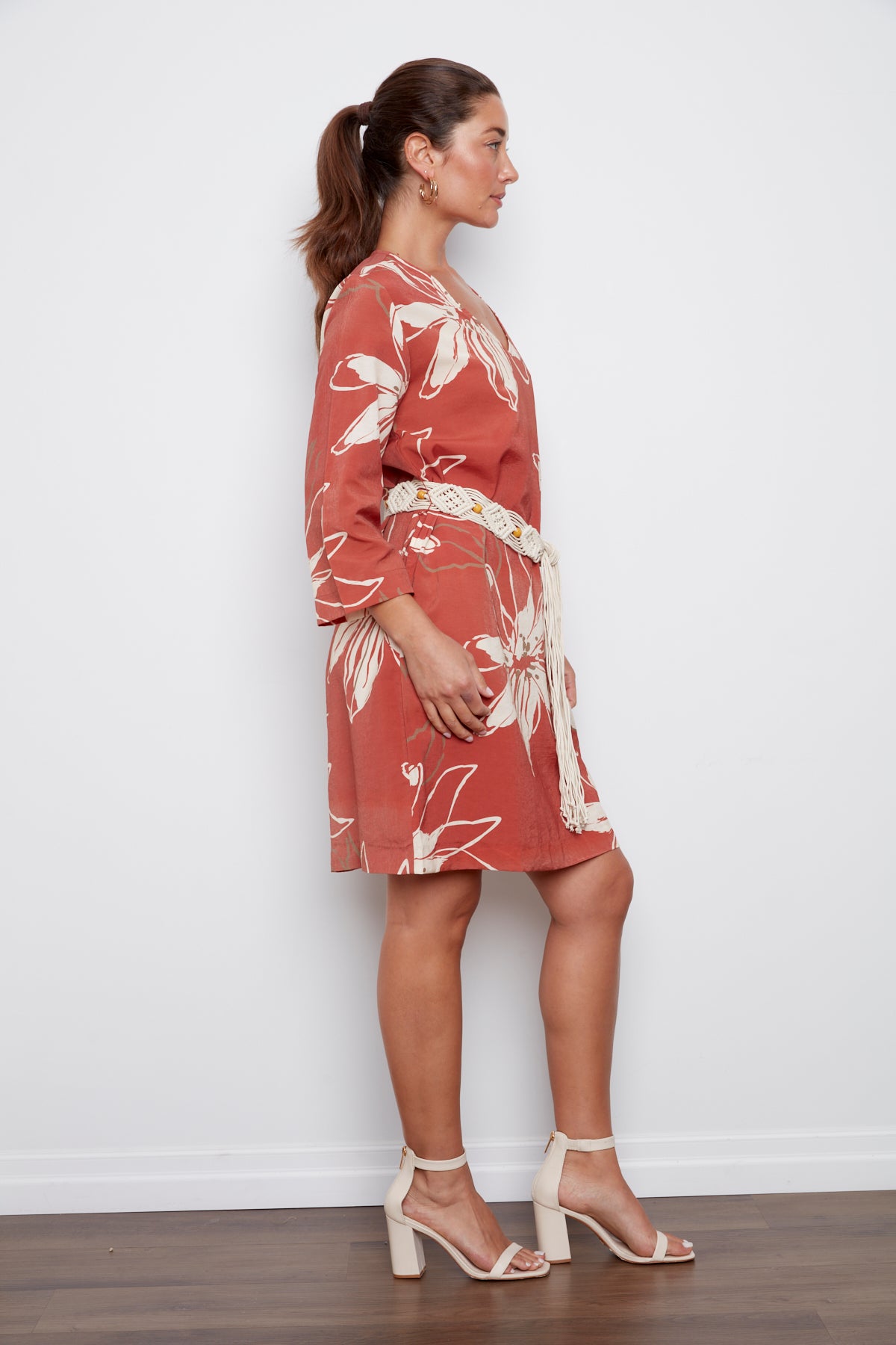 Cheyenne, robe imprimée avec encolure en "V" et ceinture en macramé
