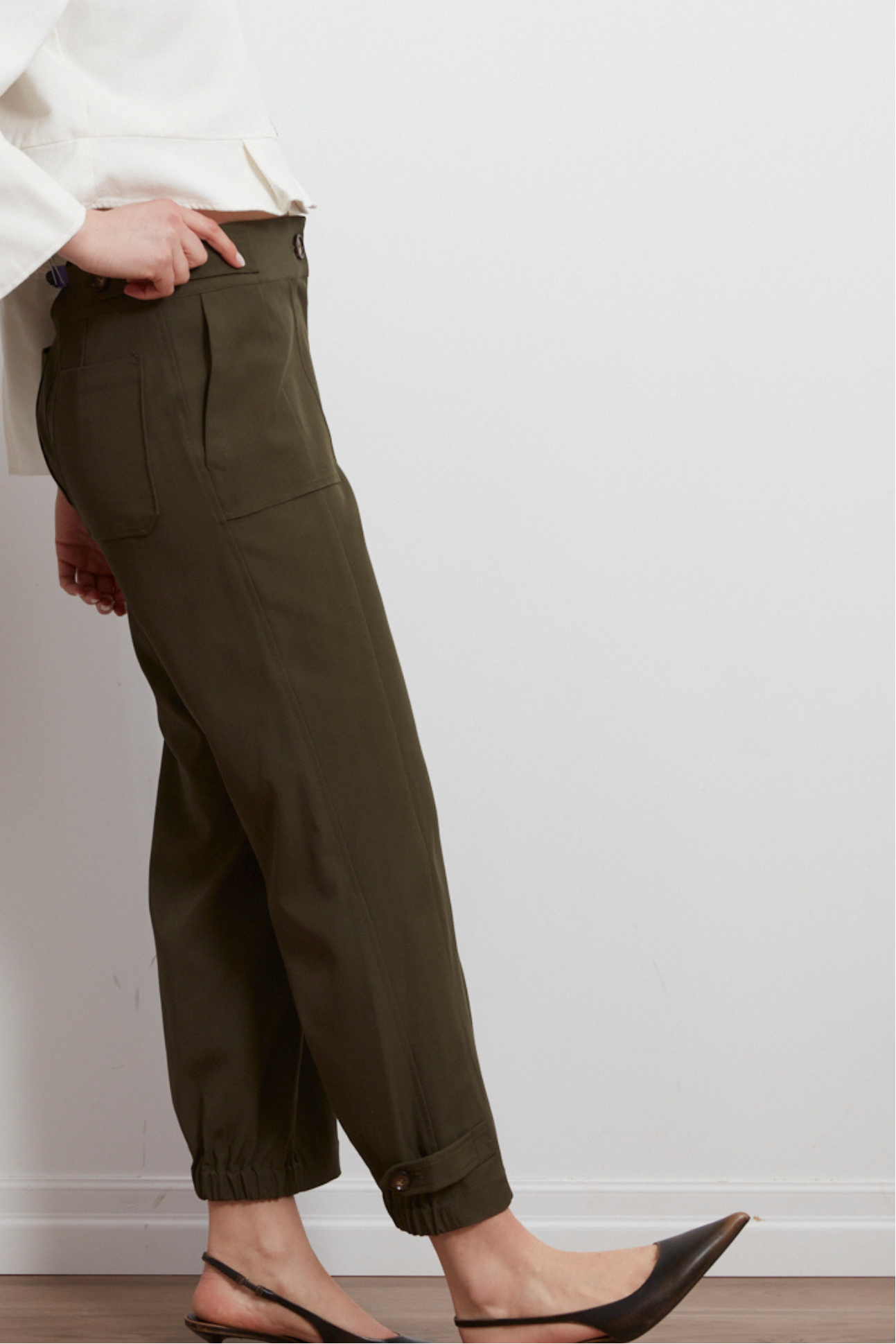 Chad, pant with supply pockets at front