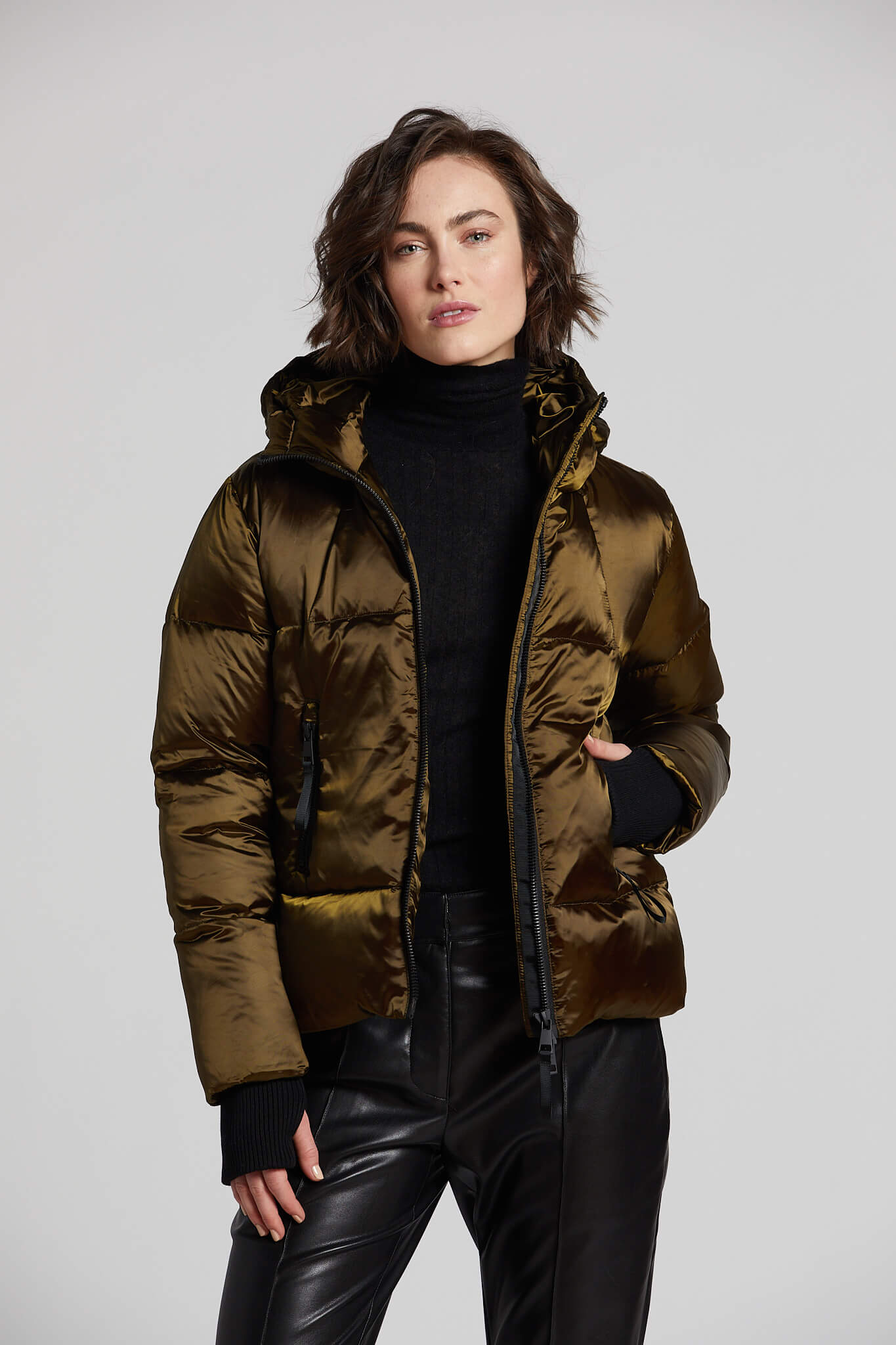 Manteau court en duvet avec capuchon & accent noir Pacific