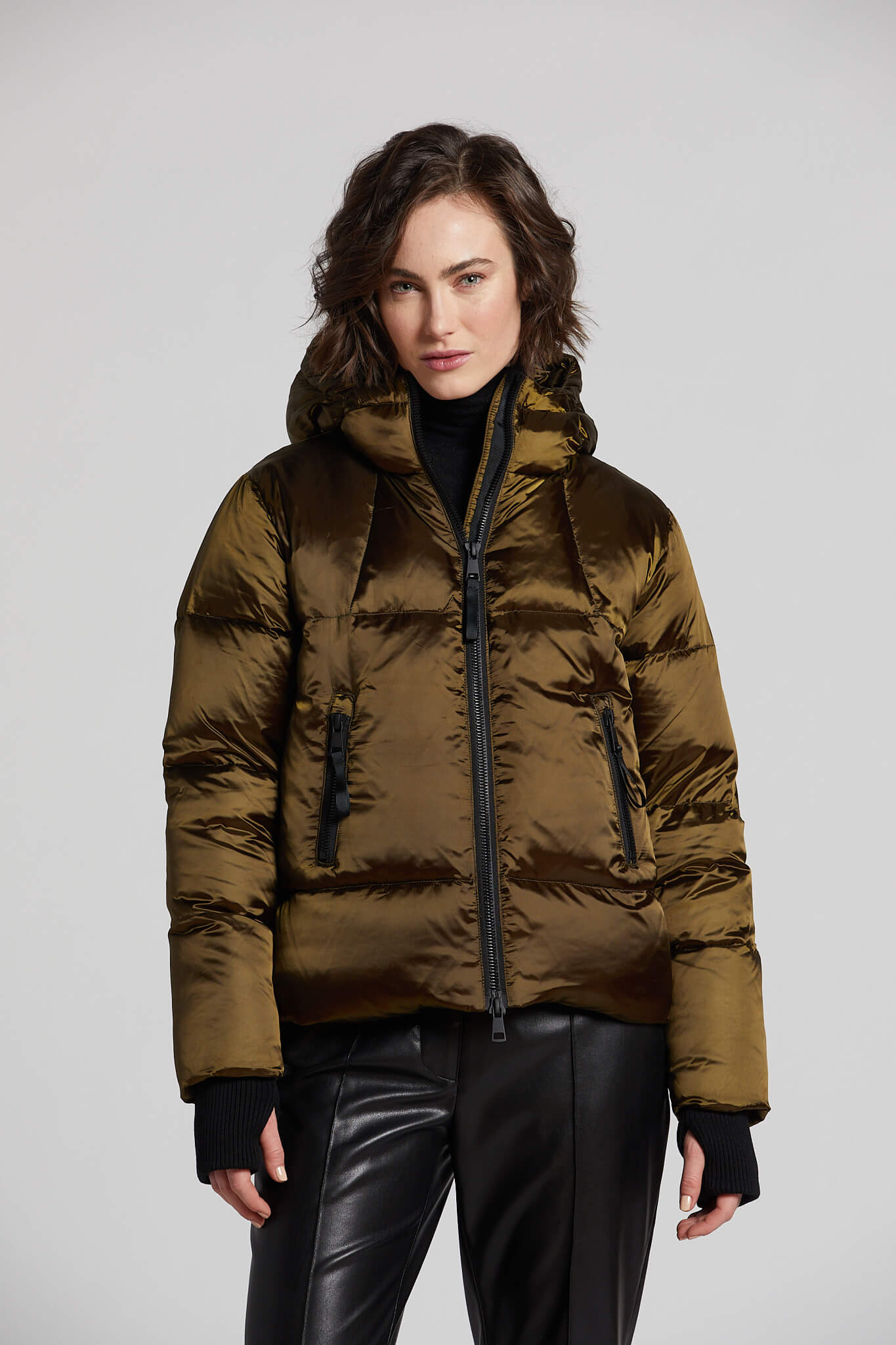 Manteau court en duvet avec capuchon & accent noir Pacific