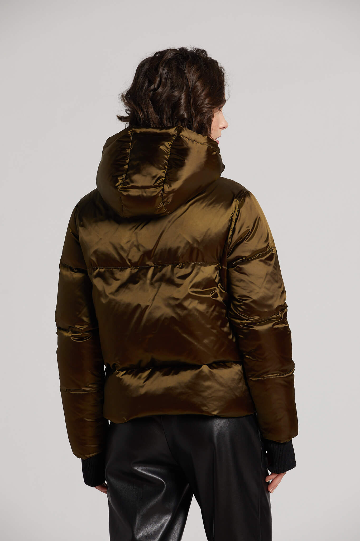 Manteau court en duvet avec capuchon & accent noir Pacific