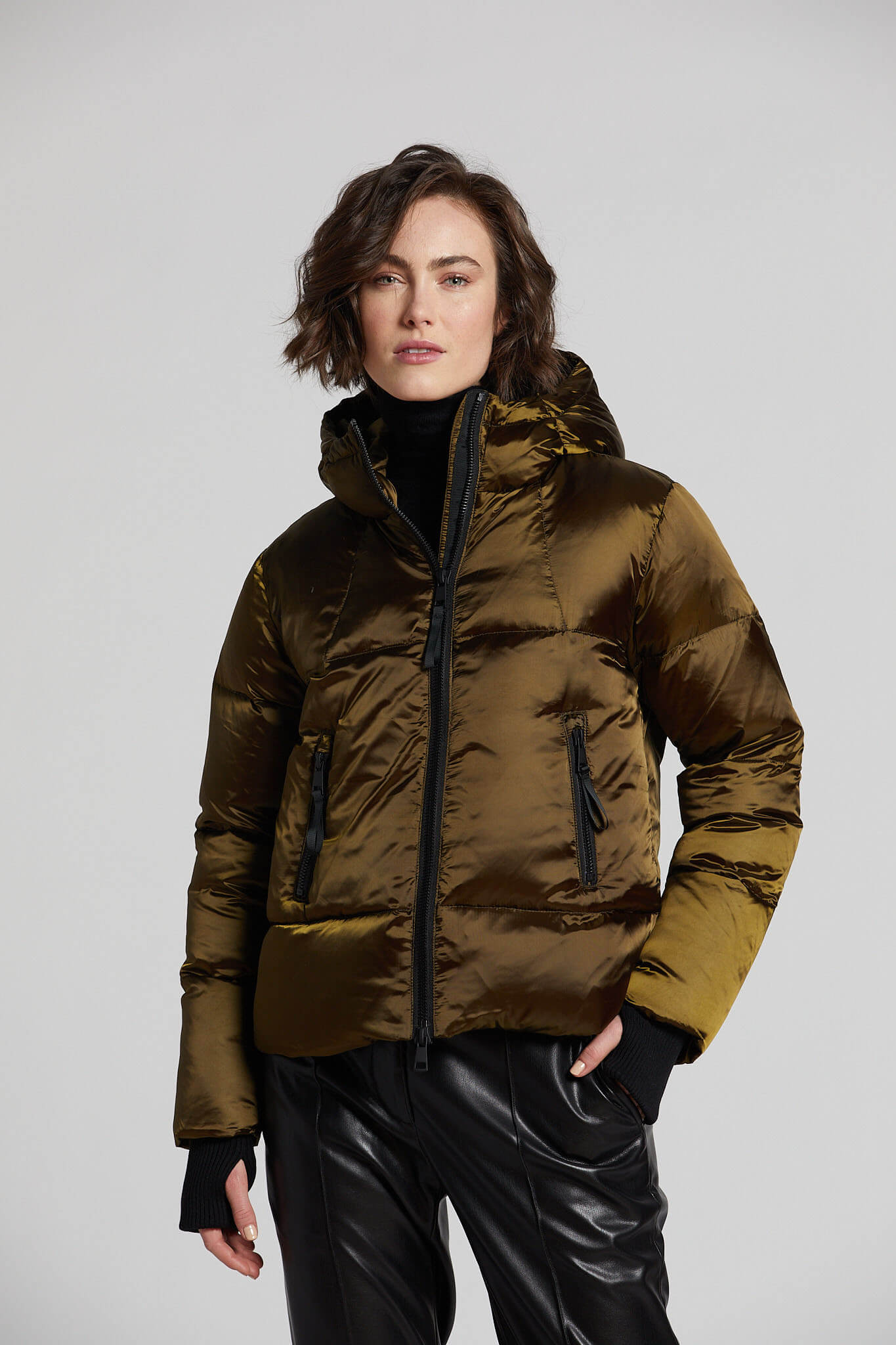 Manteau court en duvet avec capuchon & accent noir Pacific