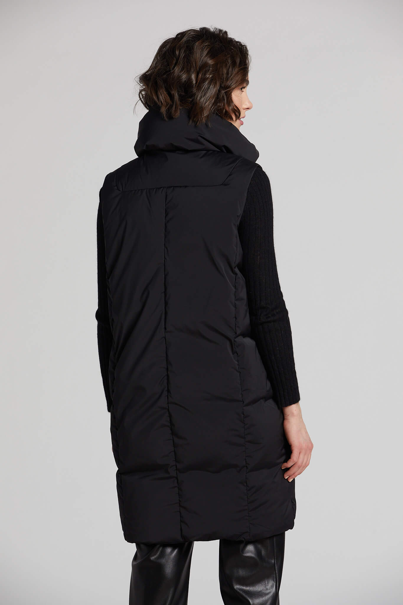 Longue veste sans manche en duvet avec accent en angora Padma