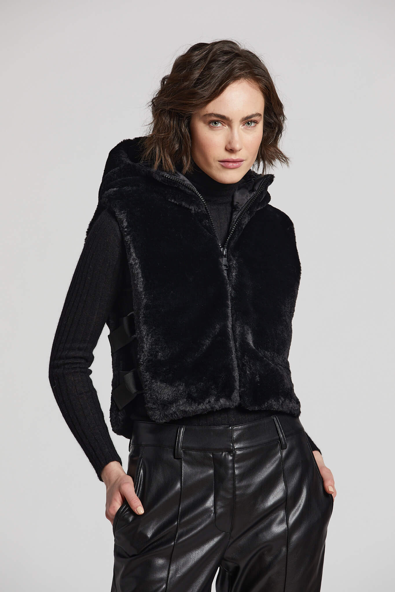 Gilet de fausse fourrure en duvet avec capuchon et adjustement latéral Peanut