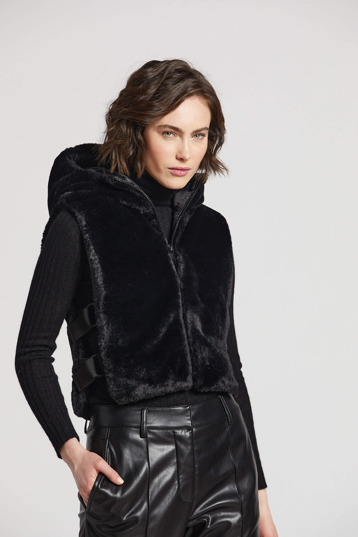 Gilet de fausse fourrure en duvet avec capuchon et adjustement latéral Peanut
