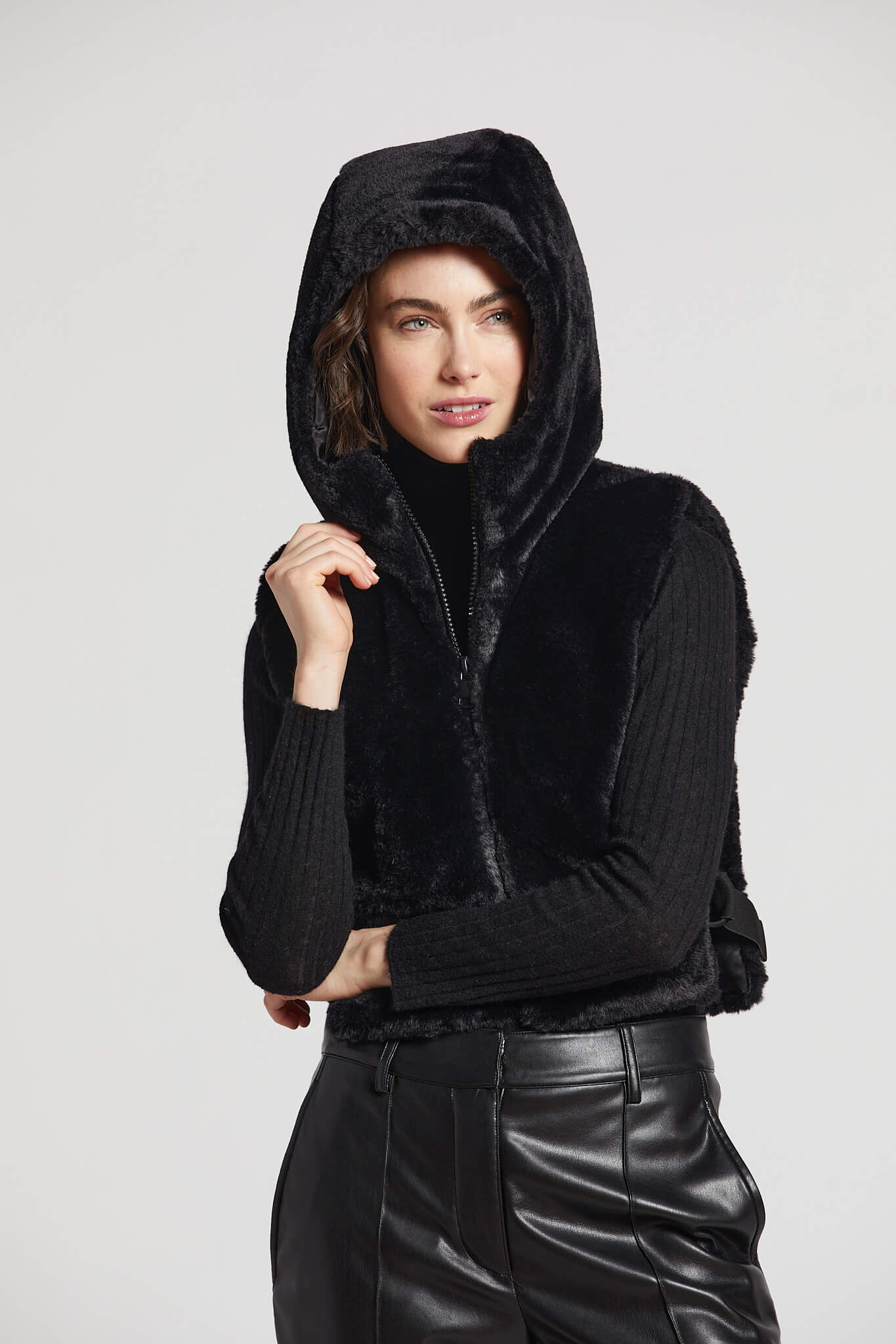 Gilet de fausse fourrure en duvet avec capuchon et adjustement latéral Peanut