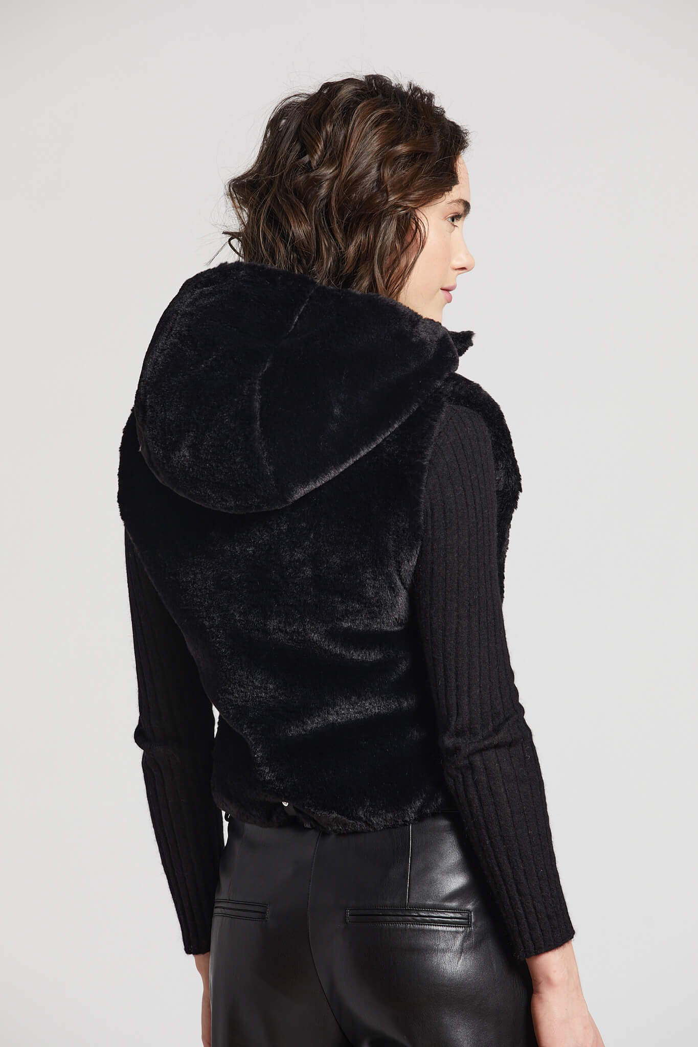 Gilet de fausse fourrure en duvet avec capuchon et adjustement latéral Peanut