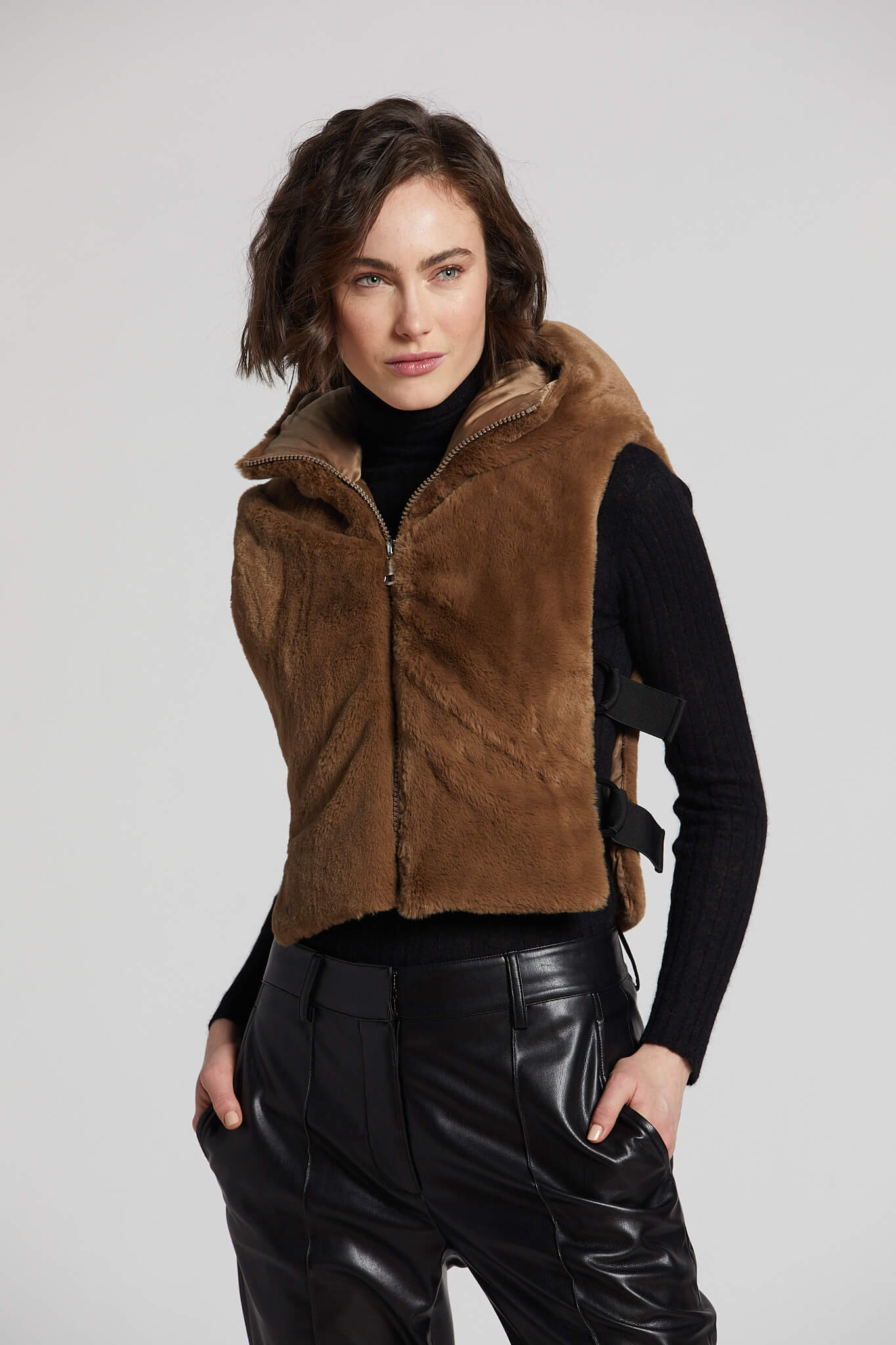 Gilet de fausse fourrure en duvet avec capuchon et adjustement latéral Peanut
