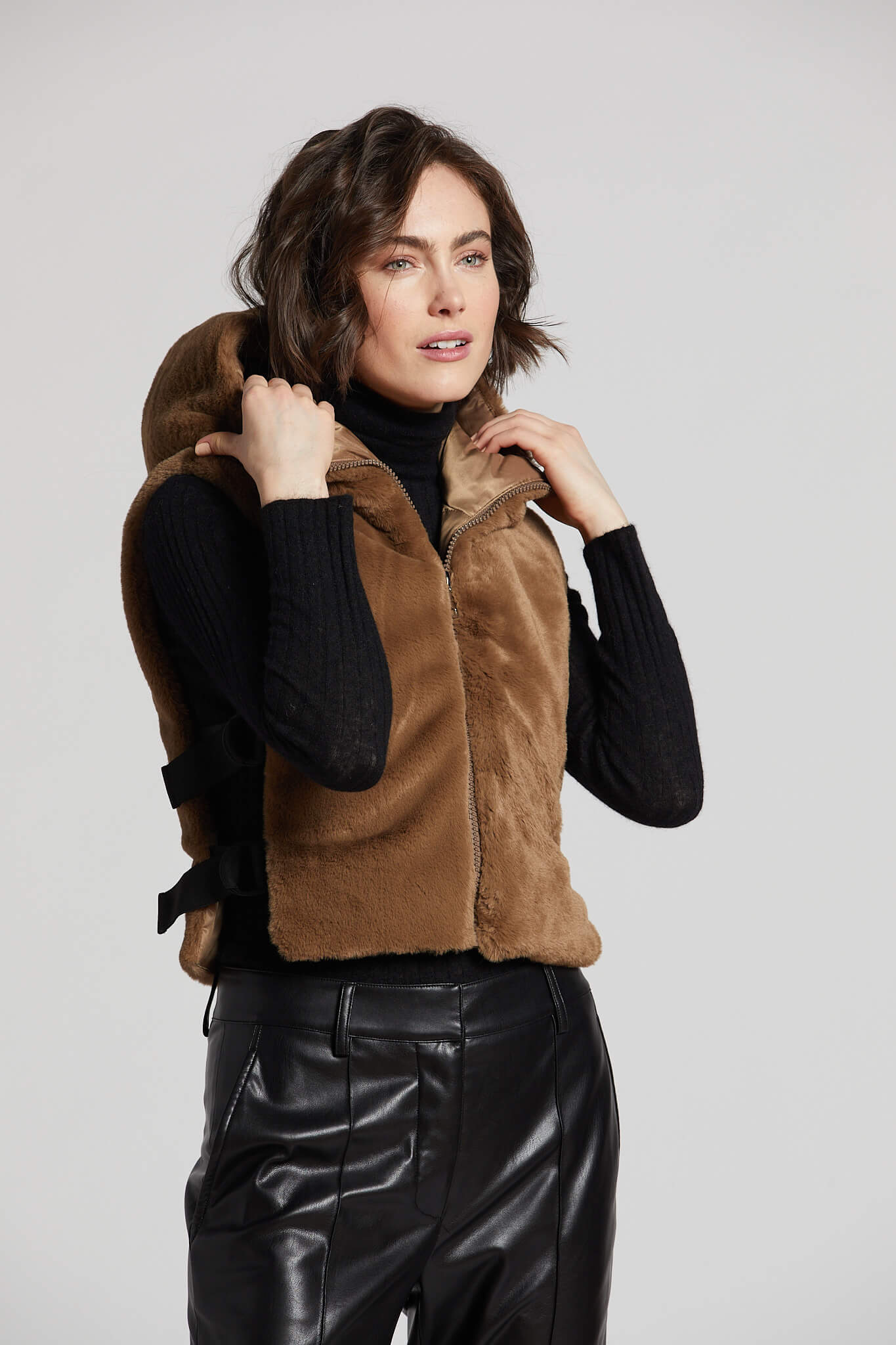 Gilet de fausse fourrure en duvet avec capuchon et adjustement latéral Peanut