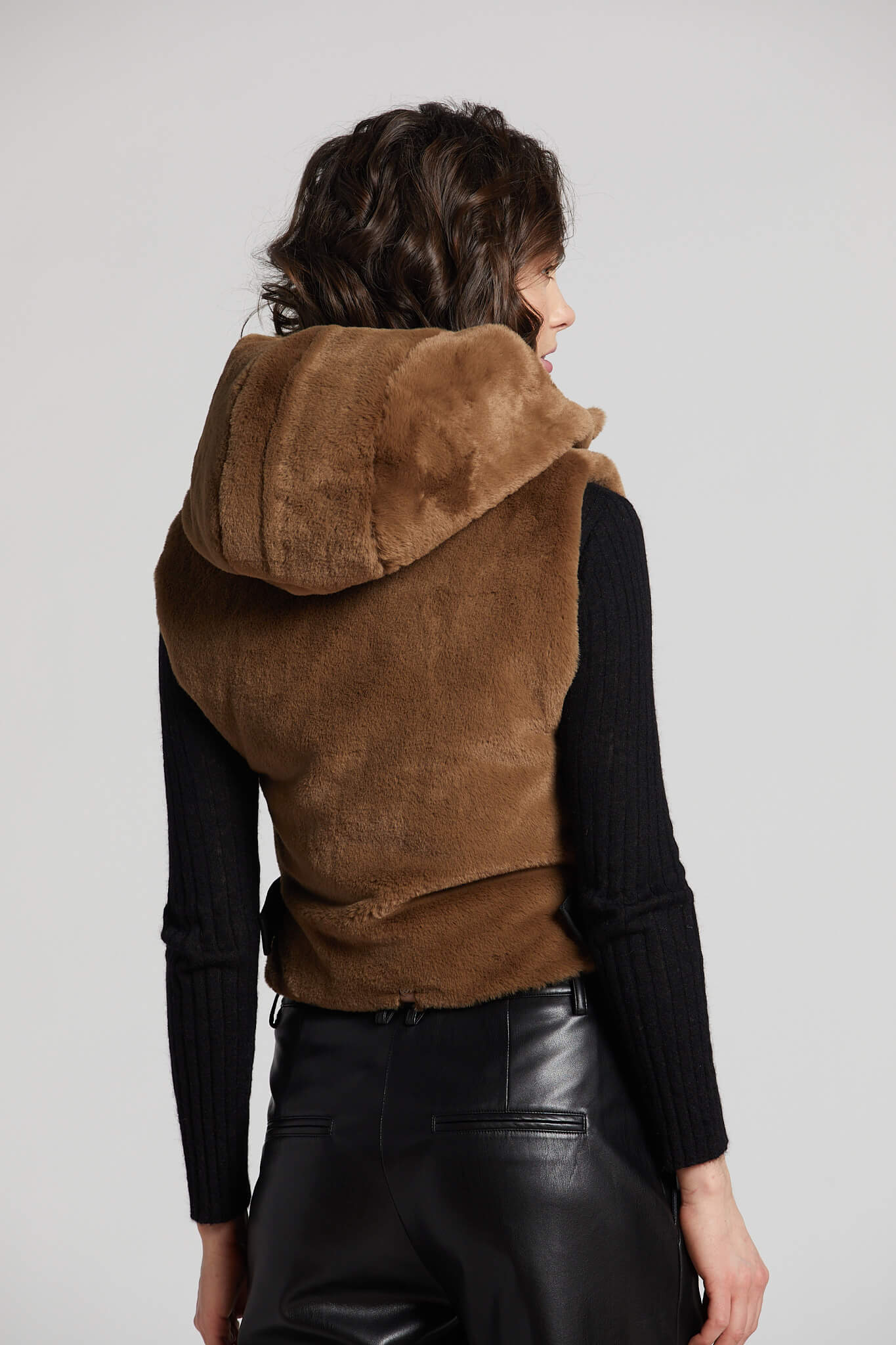 Gilet de fausse fourrure en duvet avec capuchon et adjustement latéral Peanut