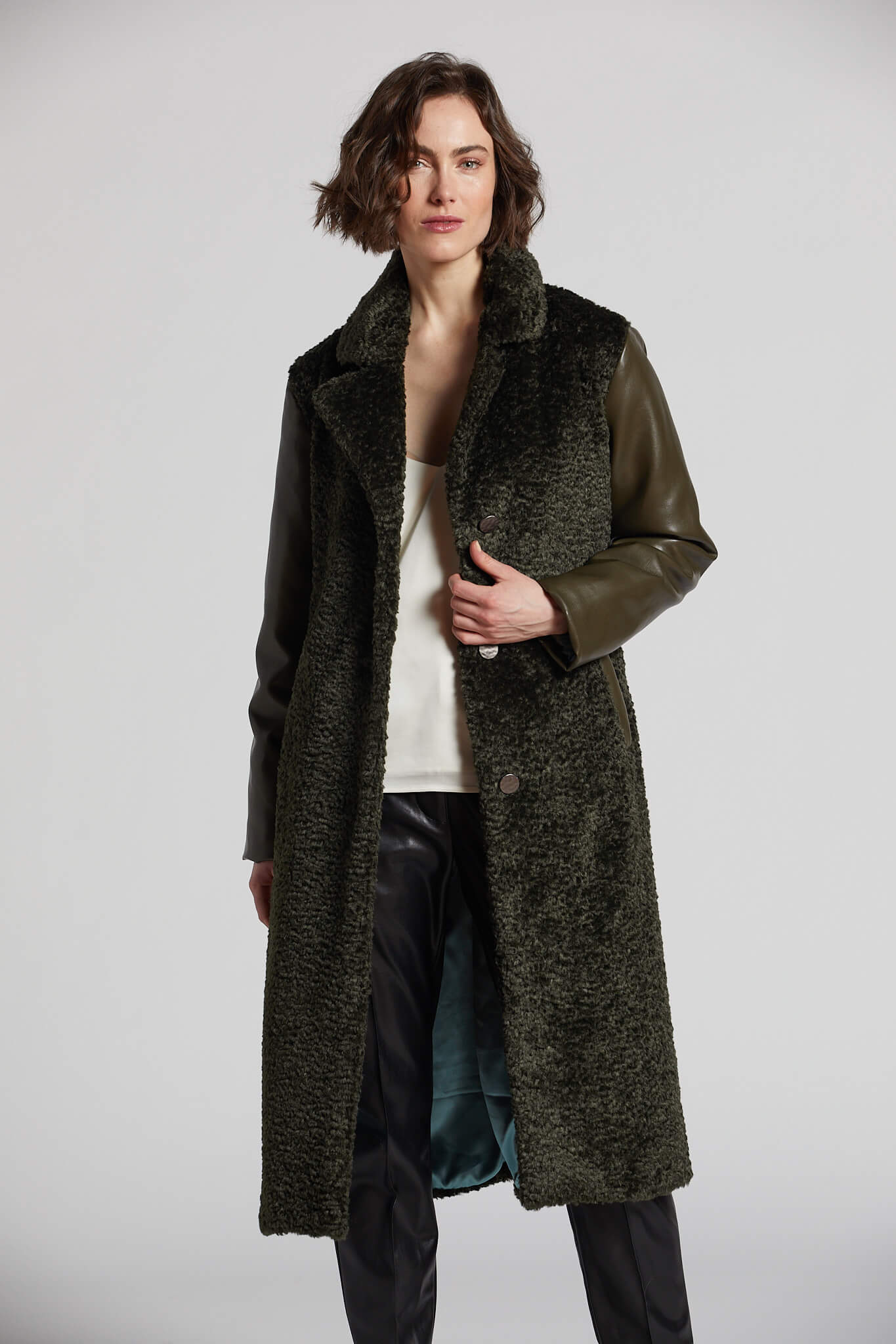Manteau long ceinturé en fausse fourrure avec manche en cuir vegan Peneloppe