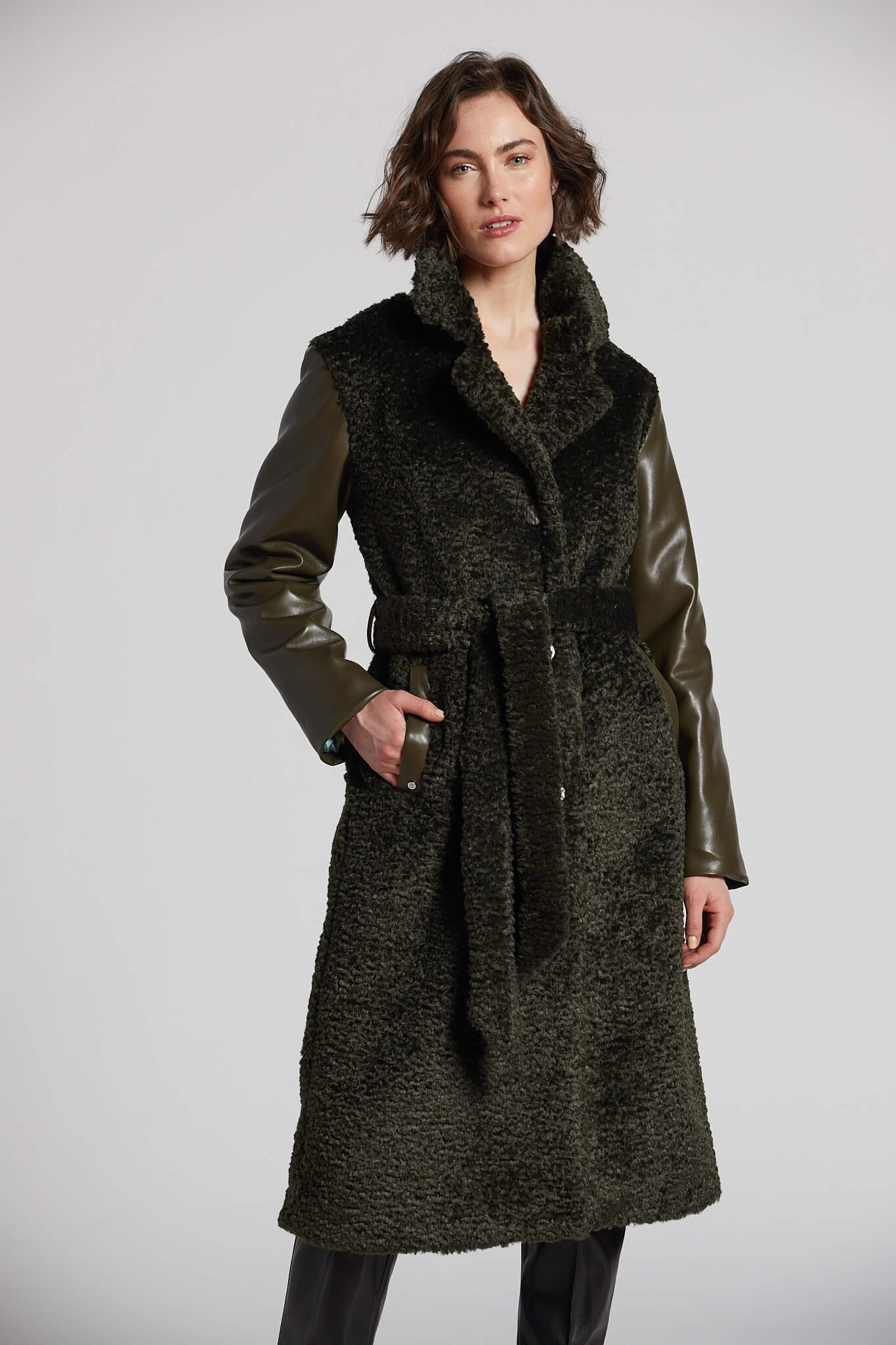 Manteau long ceinturé en fausse fourrure avec manche en cuir vegan Peneloppe