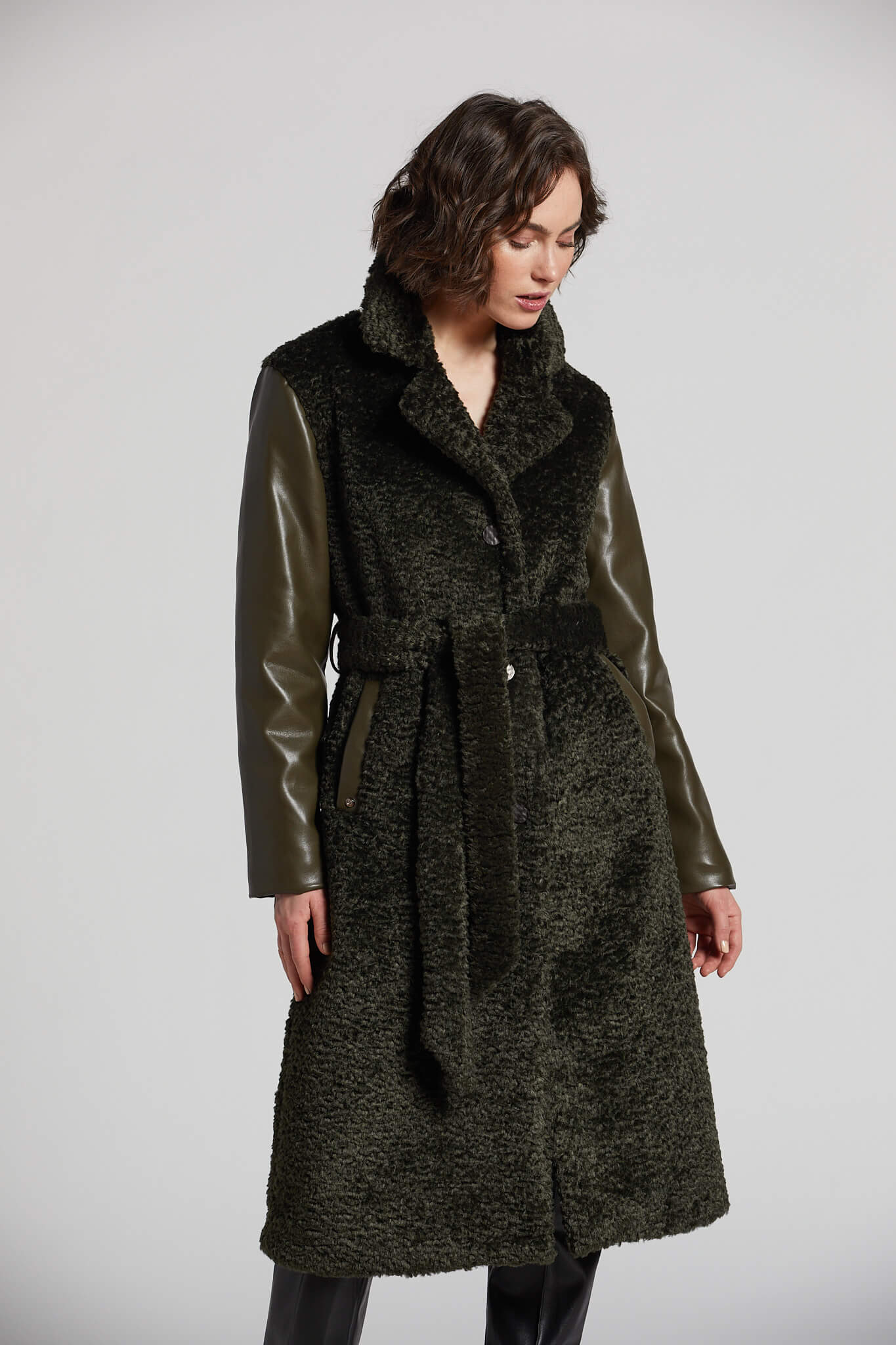 Manteau long ceinturé en fausse fourrure avec manche en cuir vegan Peneloppe