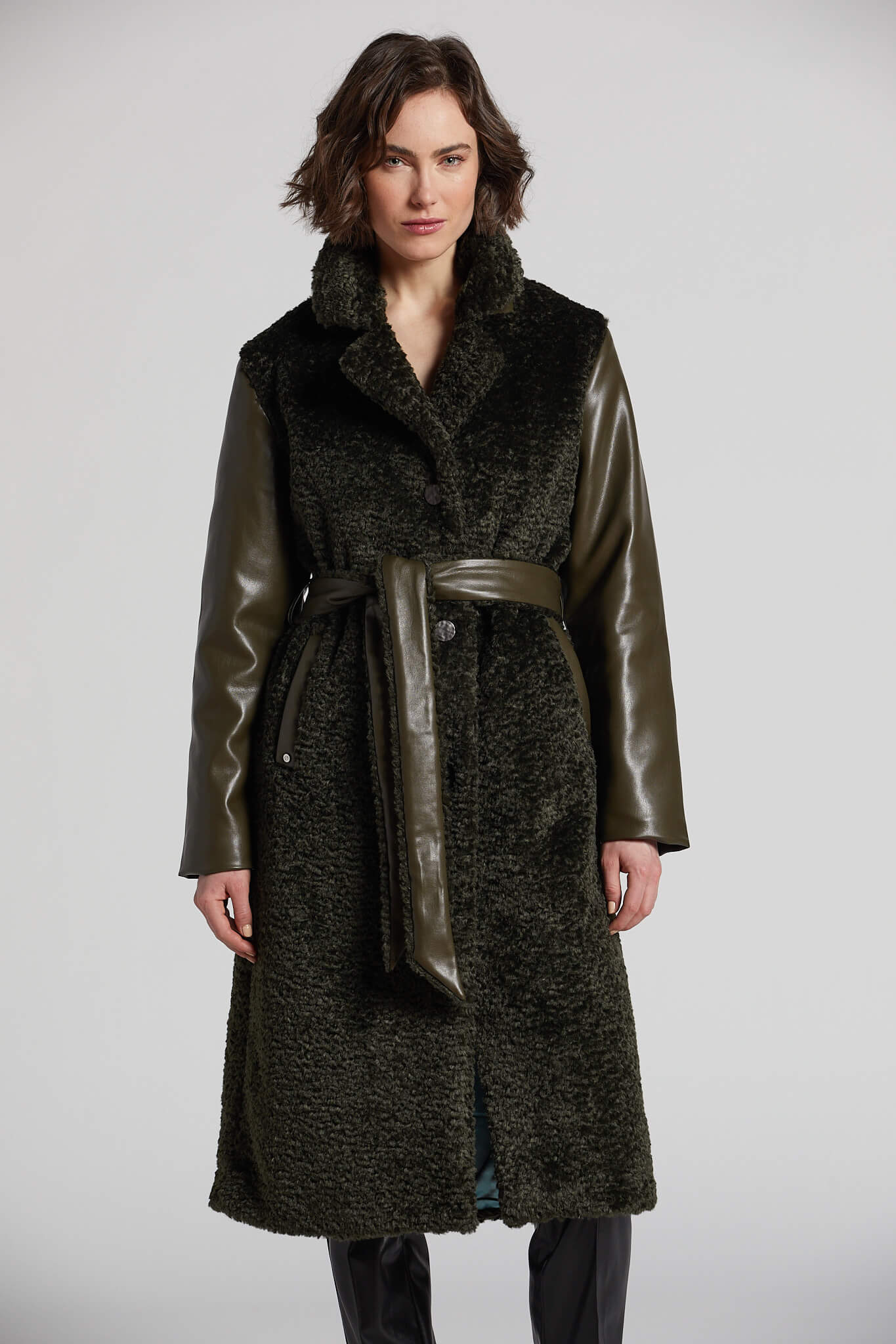 Manteau long ceinturé en fausse fourrure avec manche en cuir vegan Peneloppe