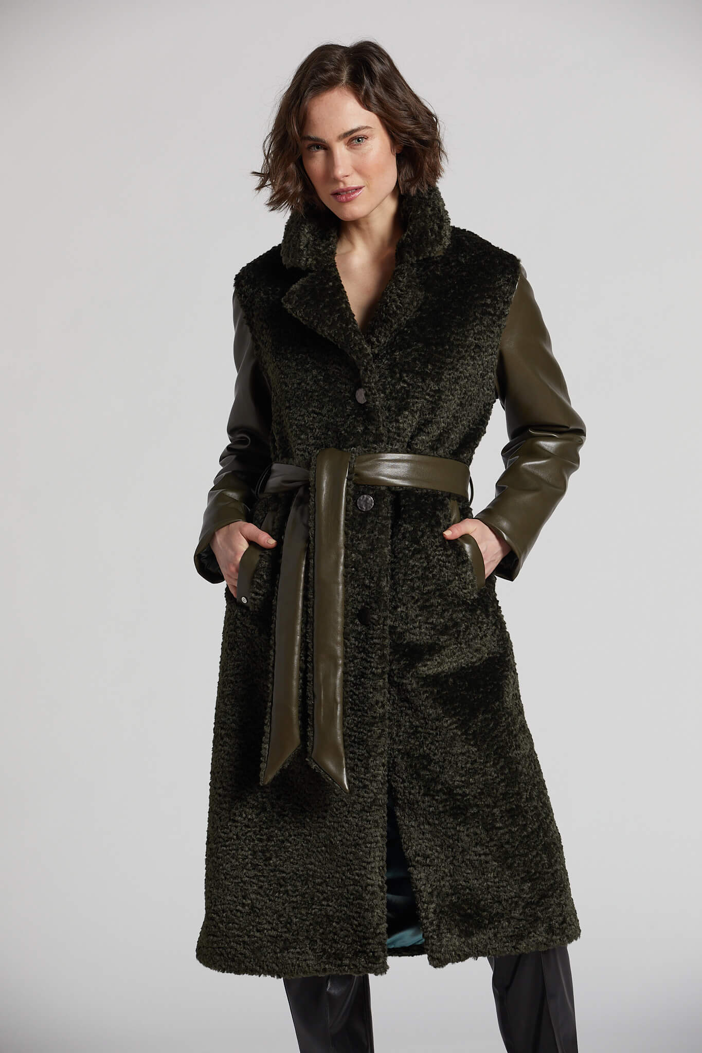 Manteau long ceinturé en fausse fourrure avec manche en cuir vegan Peneloppe