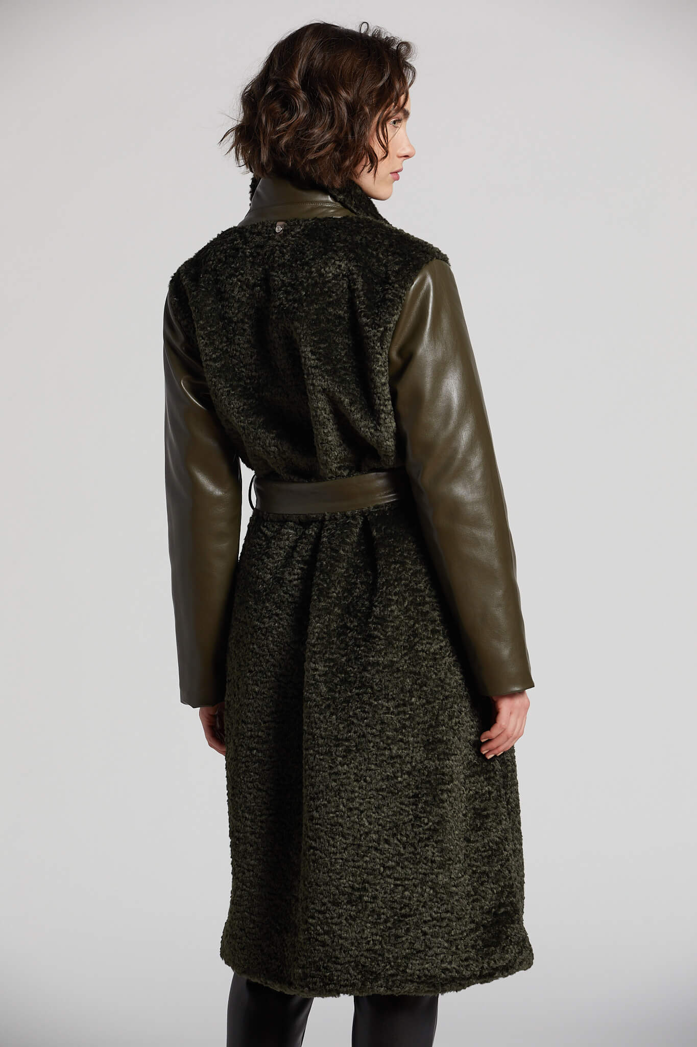 Manteau long ceinturé en fausse fourrure avec manche en cuir vegan Peneloppe