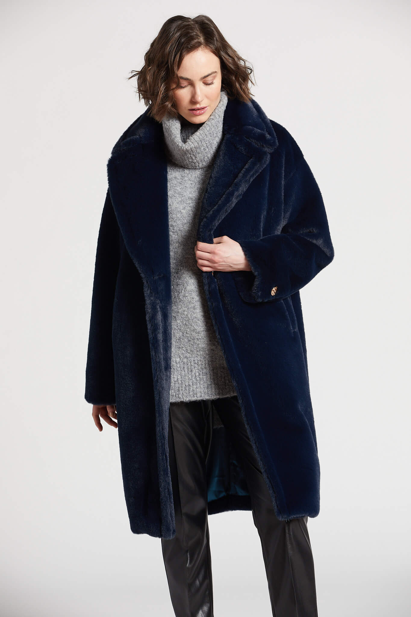 Long manteau douillet en fausse fourrure avec col cranté et large revers Polly
