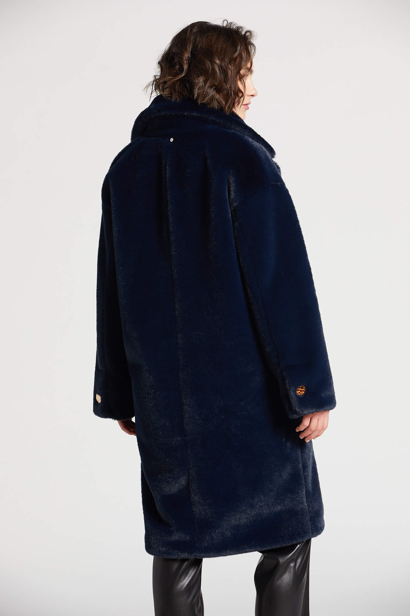 Long manteau douillet en fausse fourrure avec col cranté et large revers Polly
