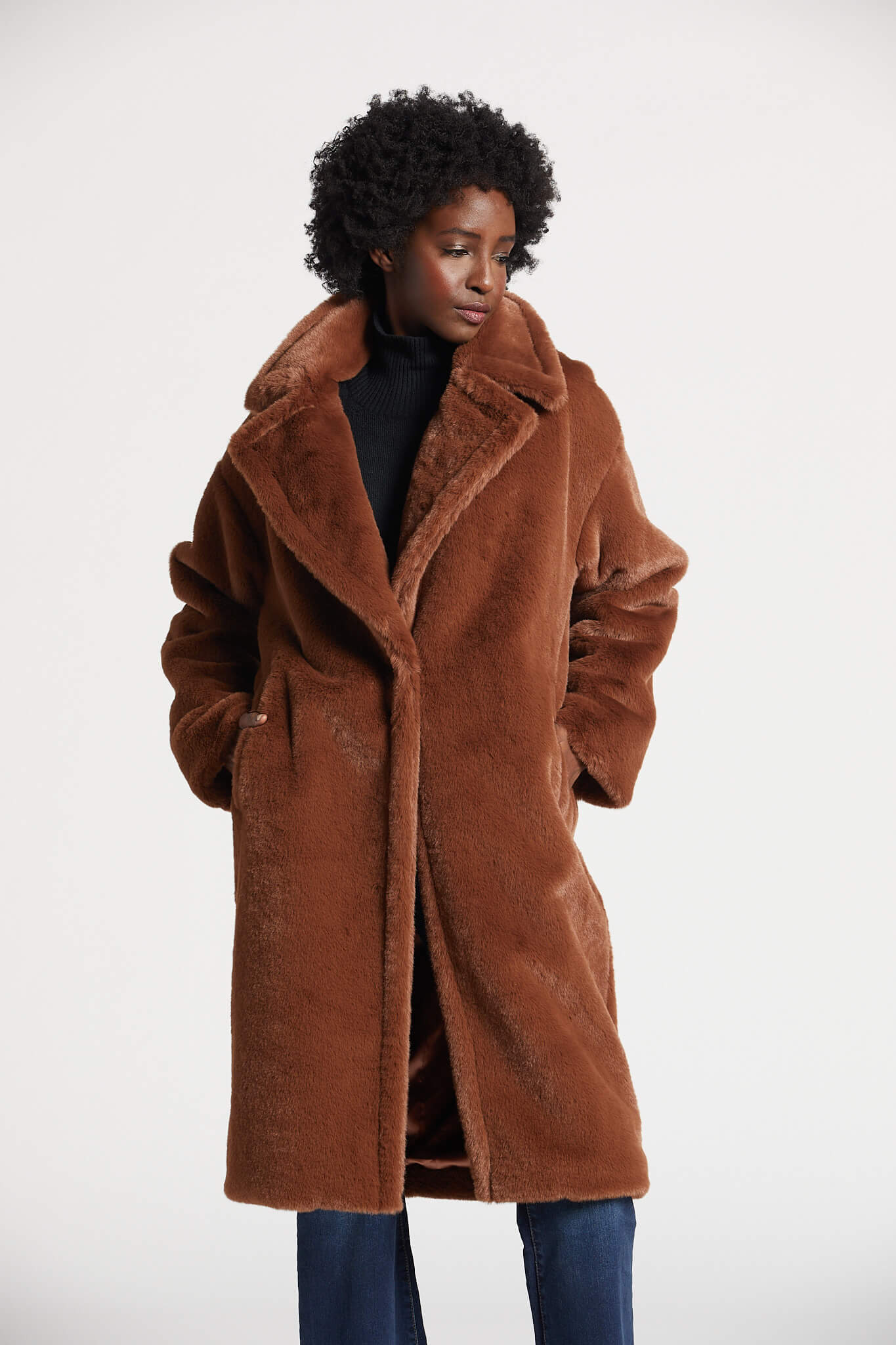 Long manteau douillet en fausse fourrure avec col cranté et large revers Polly