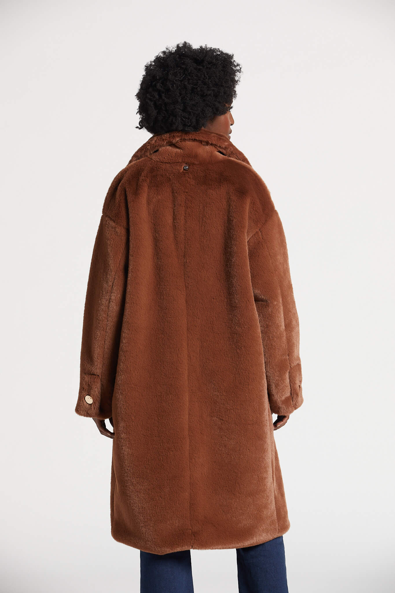 Long manteau douillet en fausse fourrure avec col cranté et large revers Polly
