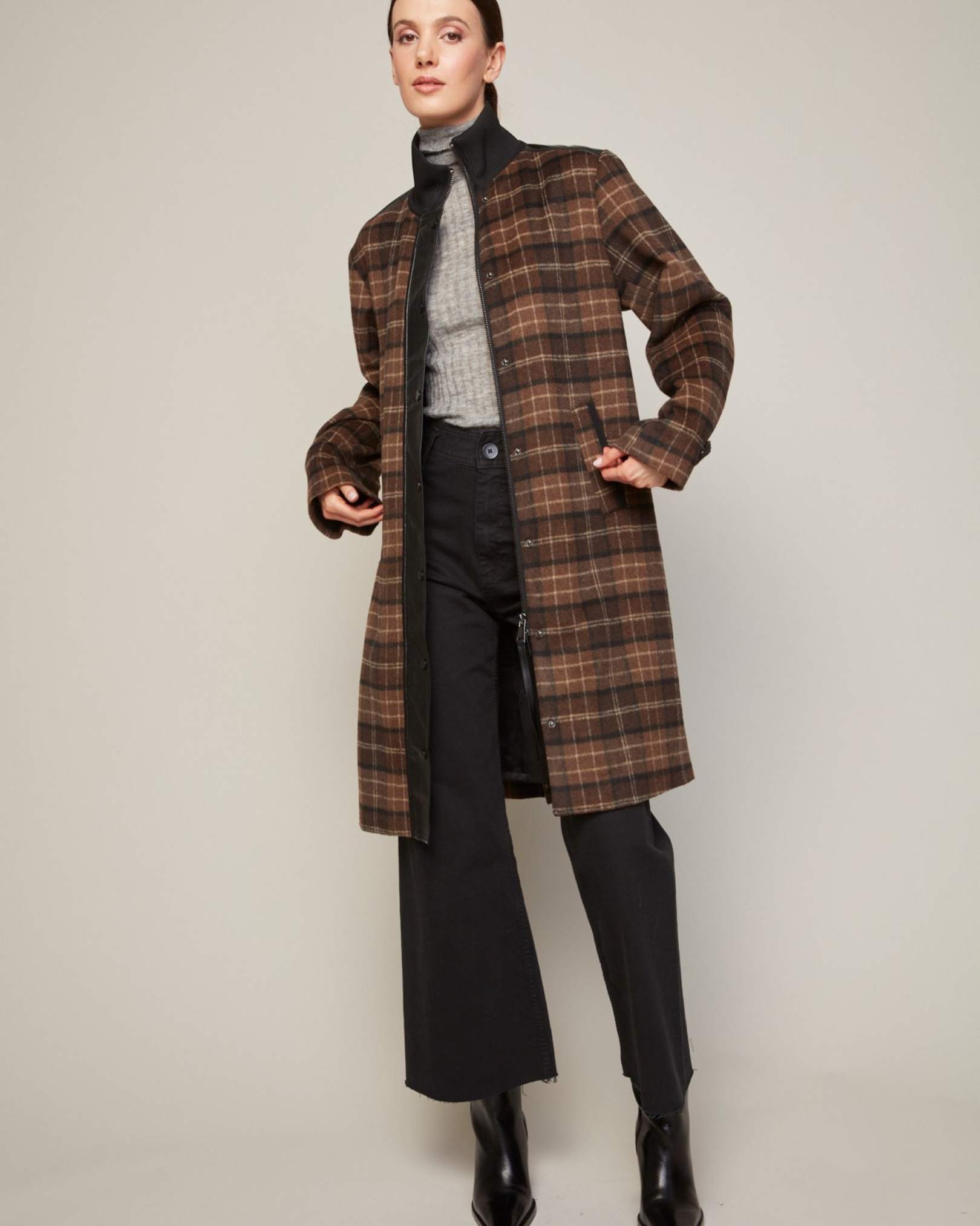 Brooke, manteau à carreaux en laine mélangée avec plaquette en cuir végan et col en tricot côtelé