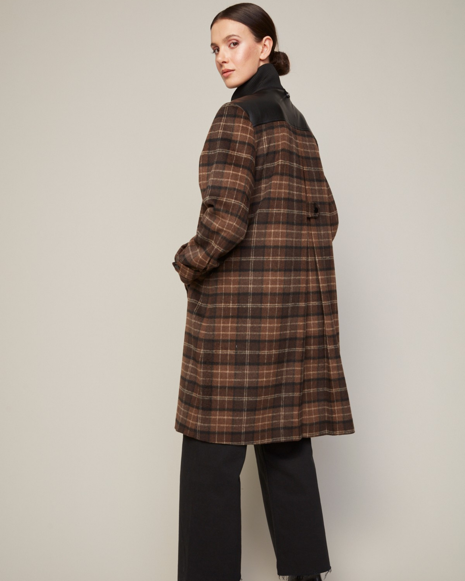 Brooke, manteau à carreaux en laine mélangée avec plaquette en cuir végan et col en tricot côtelé