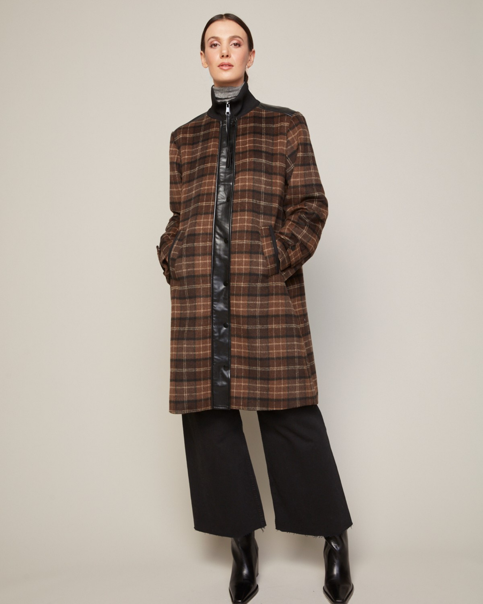 Brooke, manteau à carreaux en laine mélangée avec plaquette en cuir végan et col en tricot côtelé