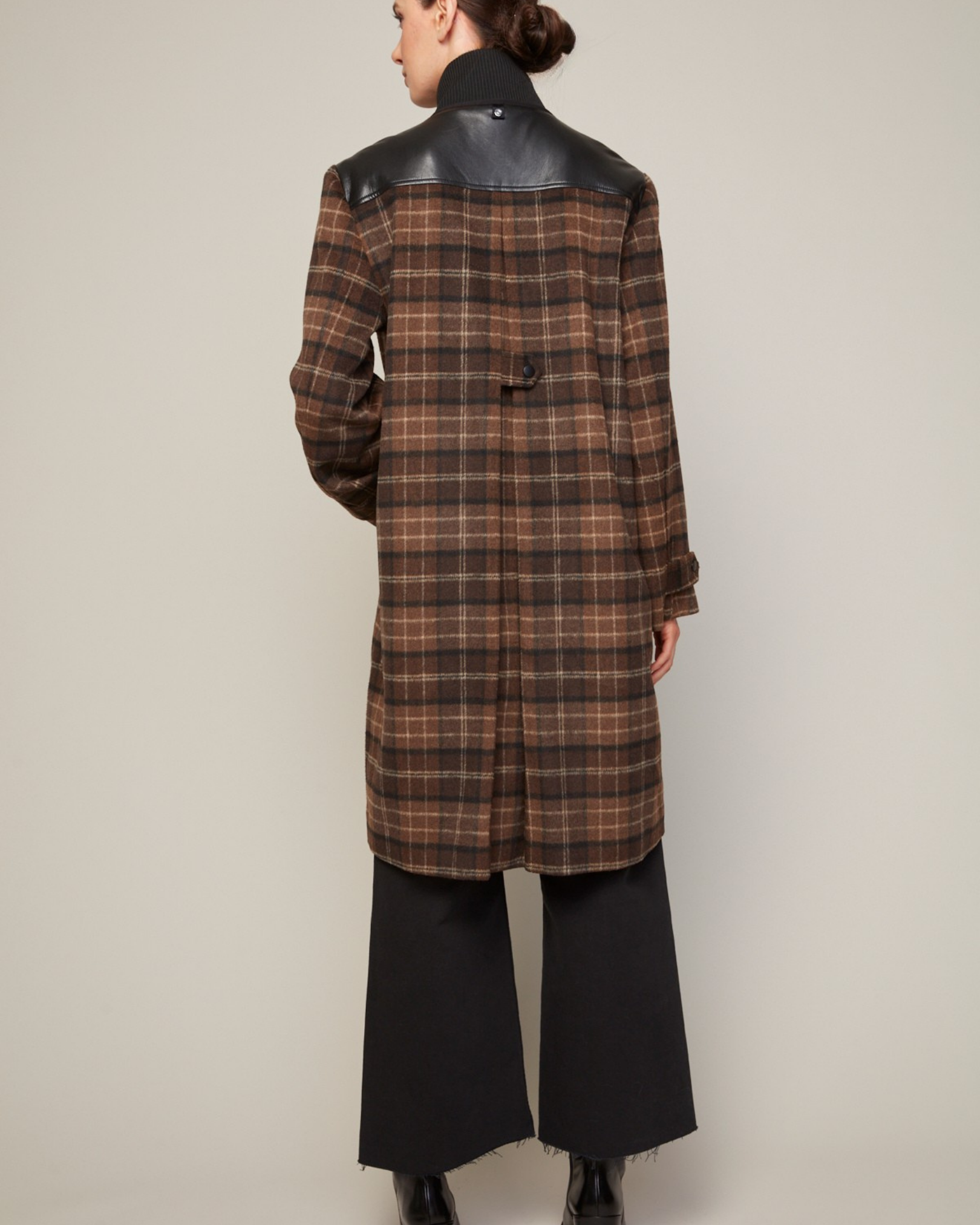 Brooke, manteau à carreaux en laine mélangée avec plaquette en cuir végan et col en tricot côtelé