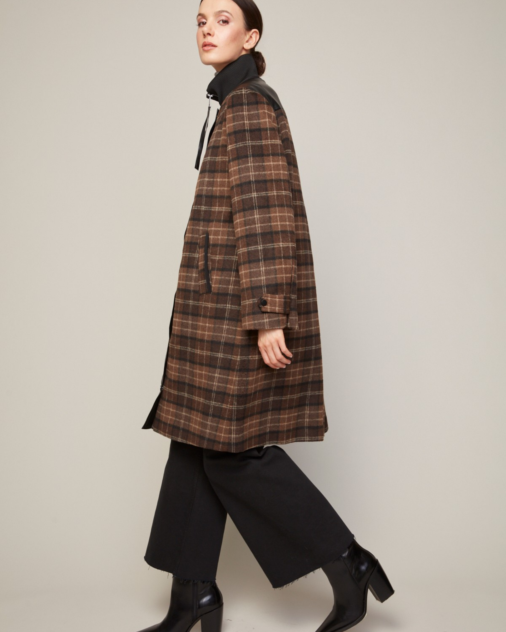 Brooke, manteau à carreaux en laine mélangée avec plaquette en cuir végan et col en tricot côtelé