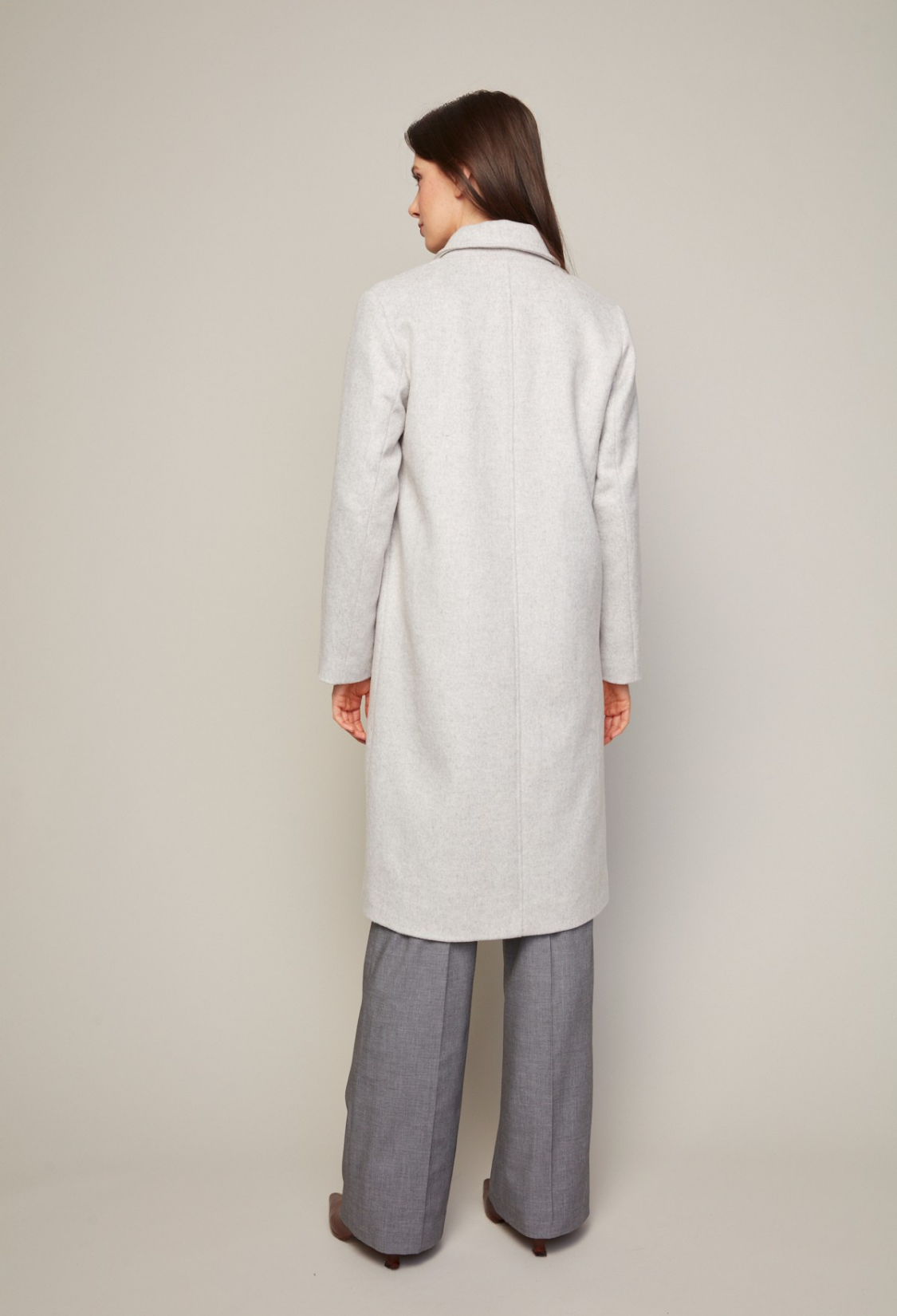 Bella, manteau  à simple boutonnage avec poches plaquées