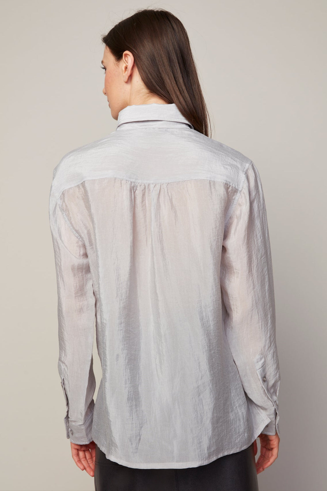 Bijou, blouse boutonnée semi-transparente  avec poche plaquée