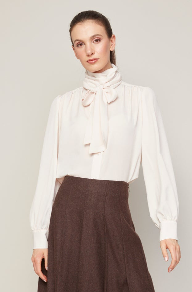 Bliss, blouse en chiffon semi transparente avec lavallière amovible