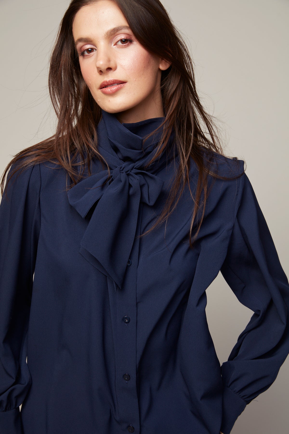 Bliss, blouse en chiffon semi transparente avec lavallière amovible