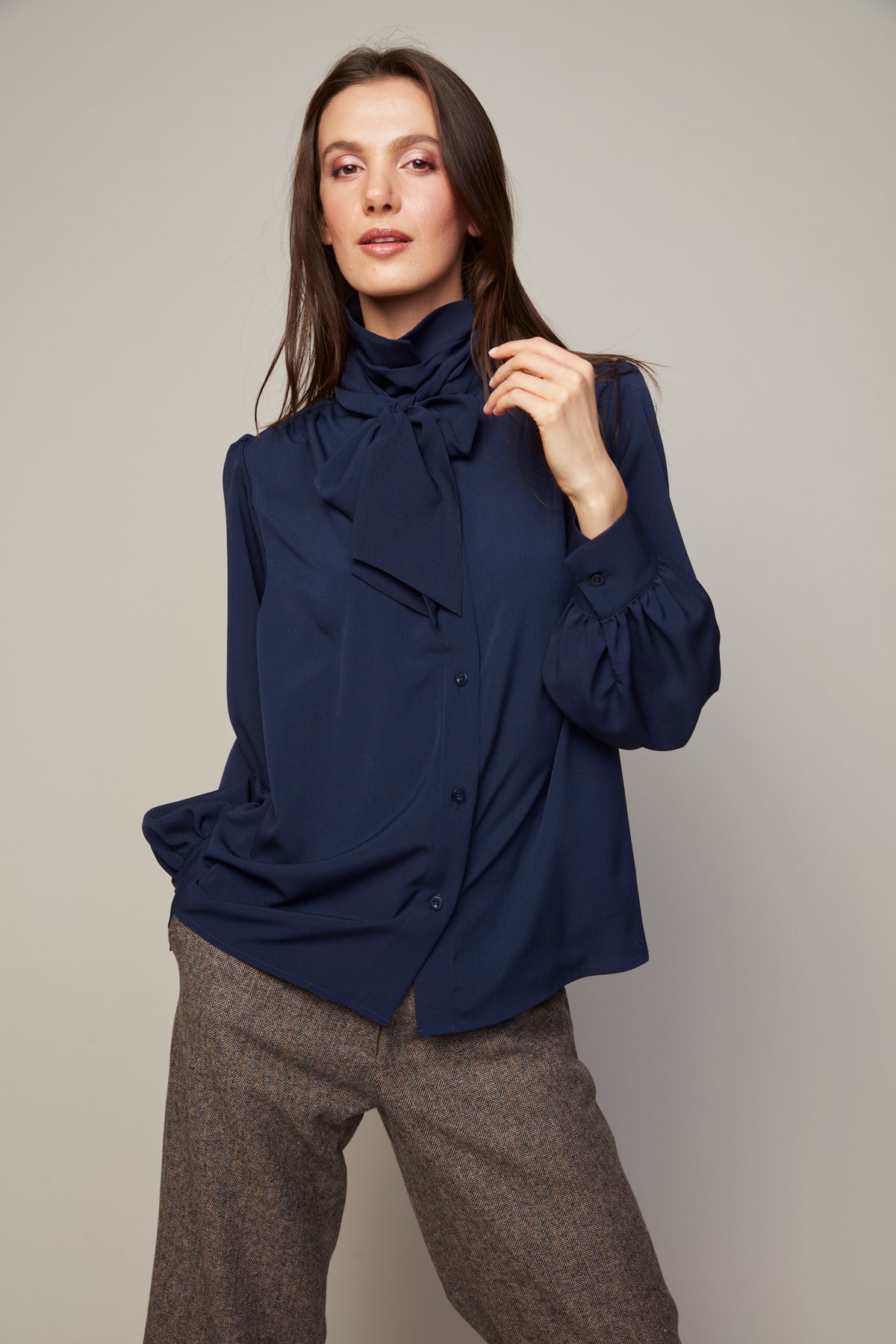 Bliss, blouse en chiffon semi transparente avec lavallière amovible