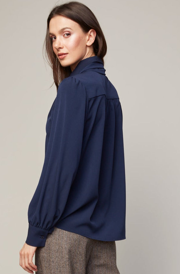 Bliss, blouse en chiffon semi transparente avec lavallière amovible