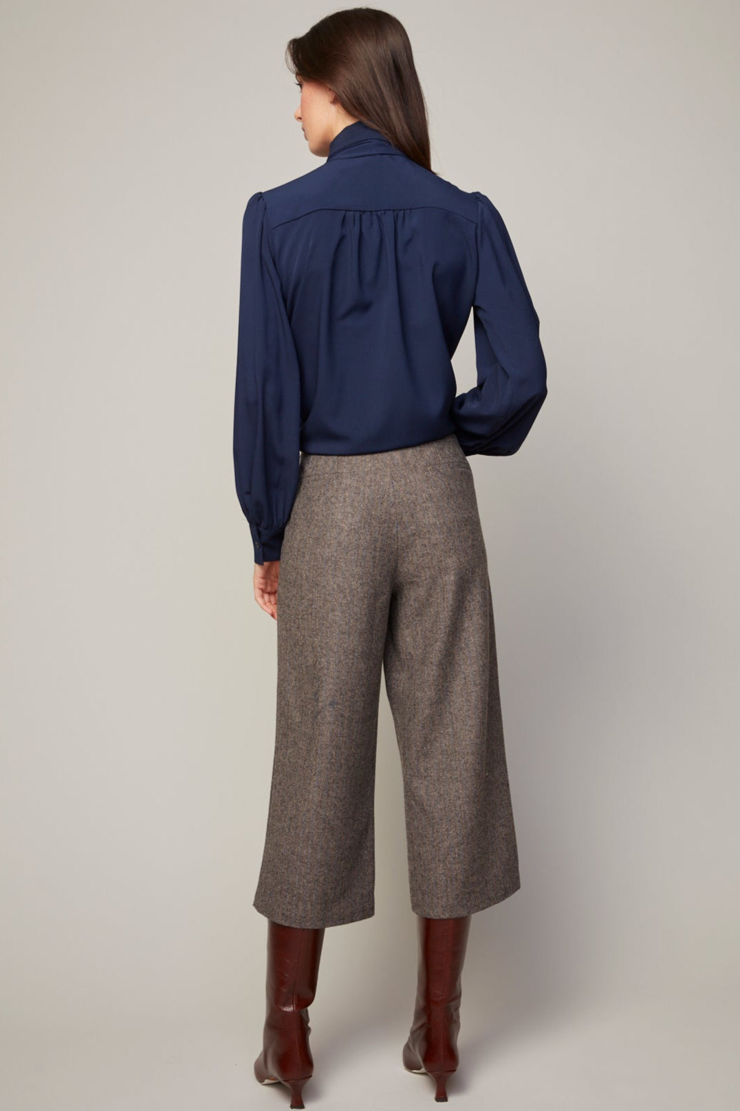 Bliss, blouse en chiffon semi transparente avec lavallière amovible