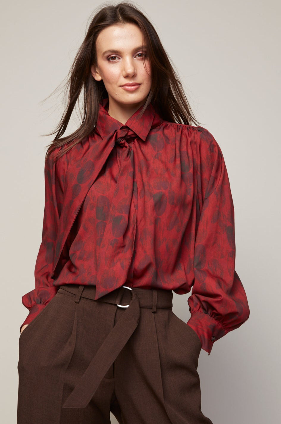 Bliss, blouse en chiffon semi transparente avec lavallière amovible