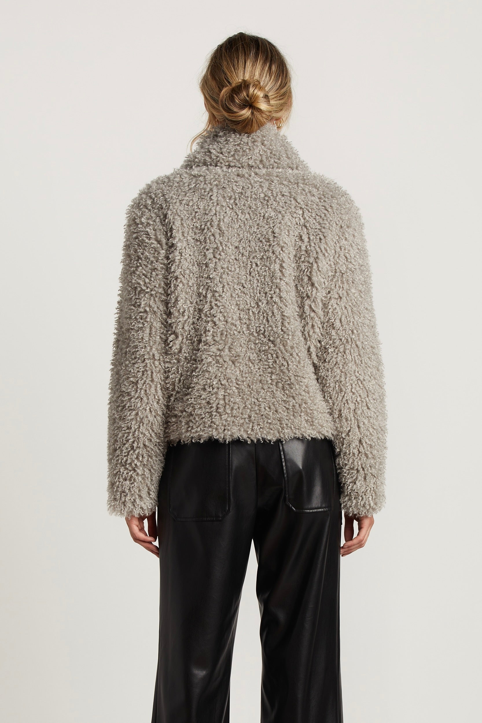 Manteau court en fausse fourrure de mongolie Carrie